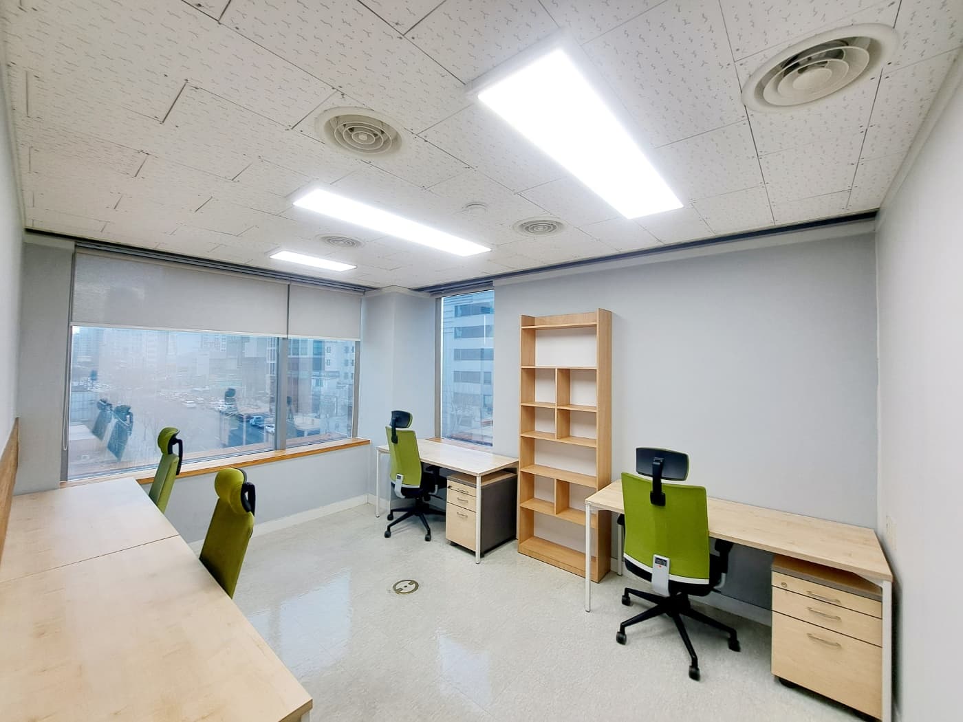 Private office for 4~5 people Private office for 4~5 people