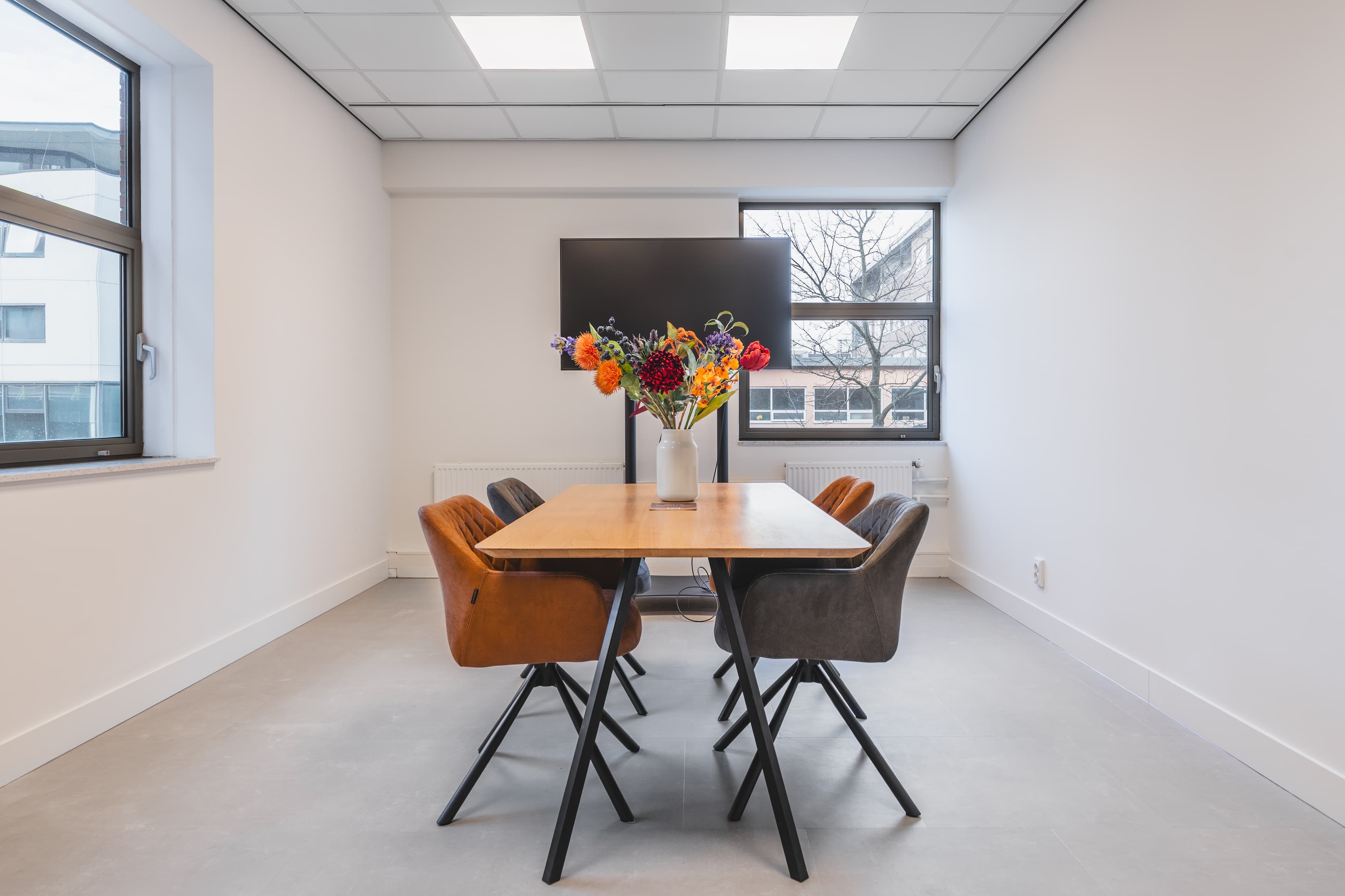 Bright meeting room suitable for focused discussions, presentations, or team meetings. Bright meeting room suitable for focused discussions, presentations, or team meetings.
