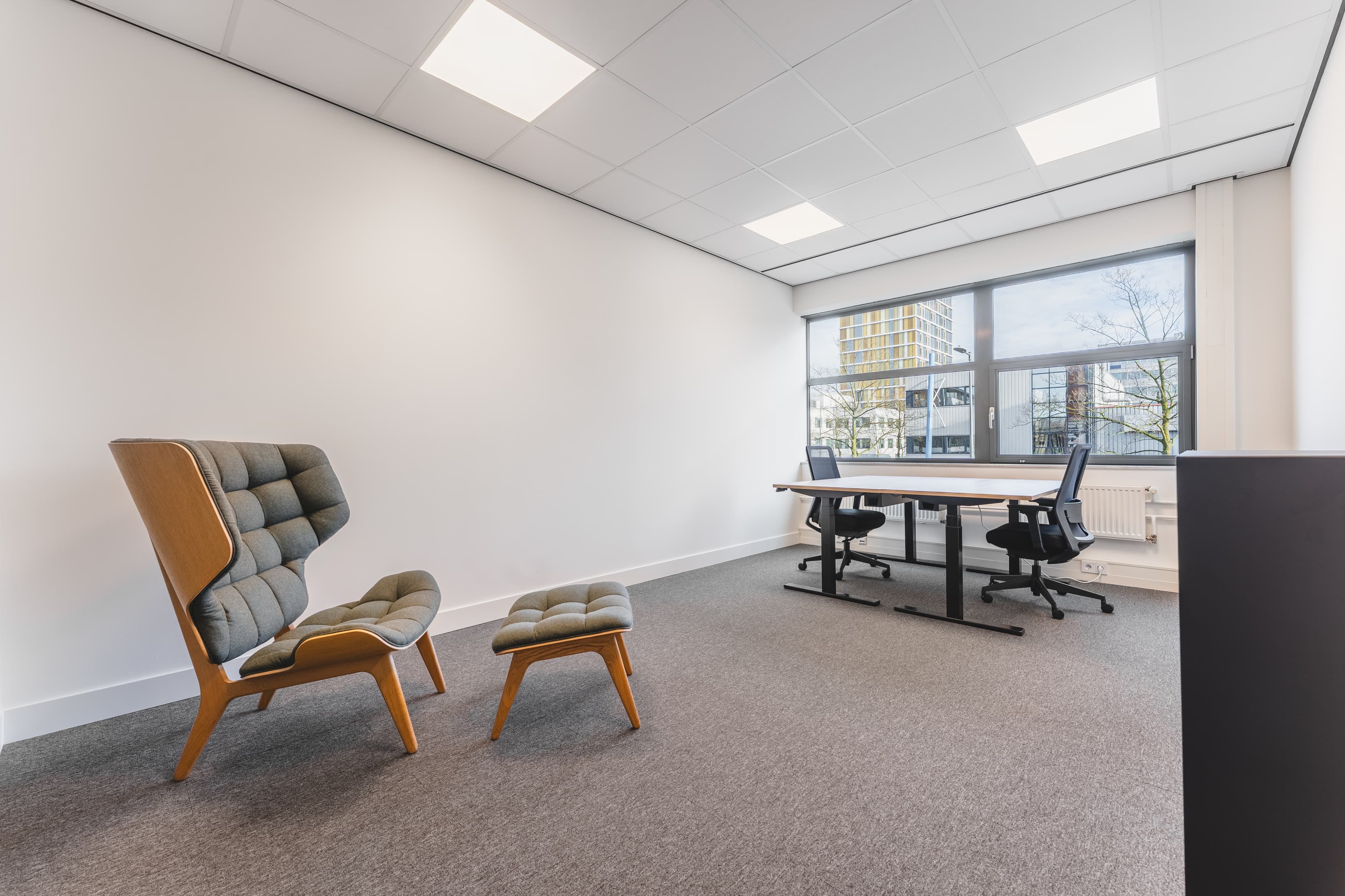 Spacious private office with natural light, combining focused workspaces and relaxation area. Spacious private office with natural light, combining focused workspaces and relaxation area.
