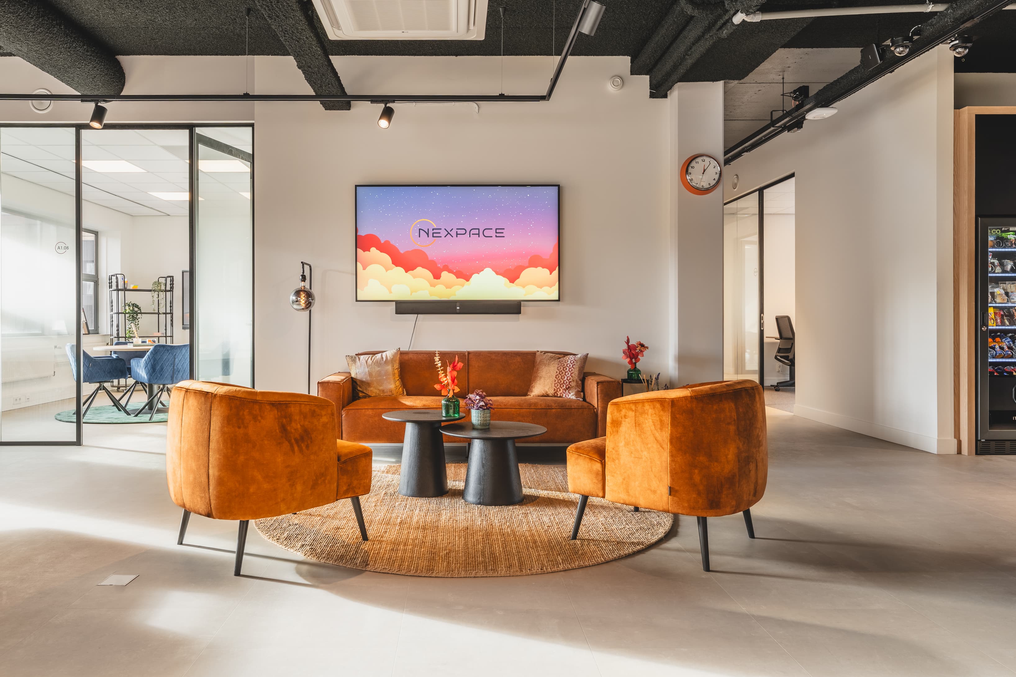 Welcoming shared lounge with comfortable seating, ideal for informal meetings or short breaks. Welcoming shared lounge with comfortable seating, ideal for informal meetings or short breaks.
