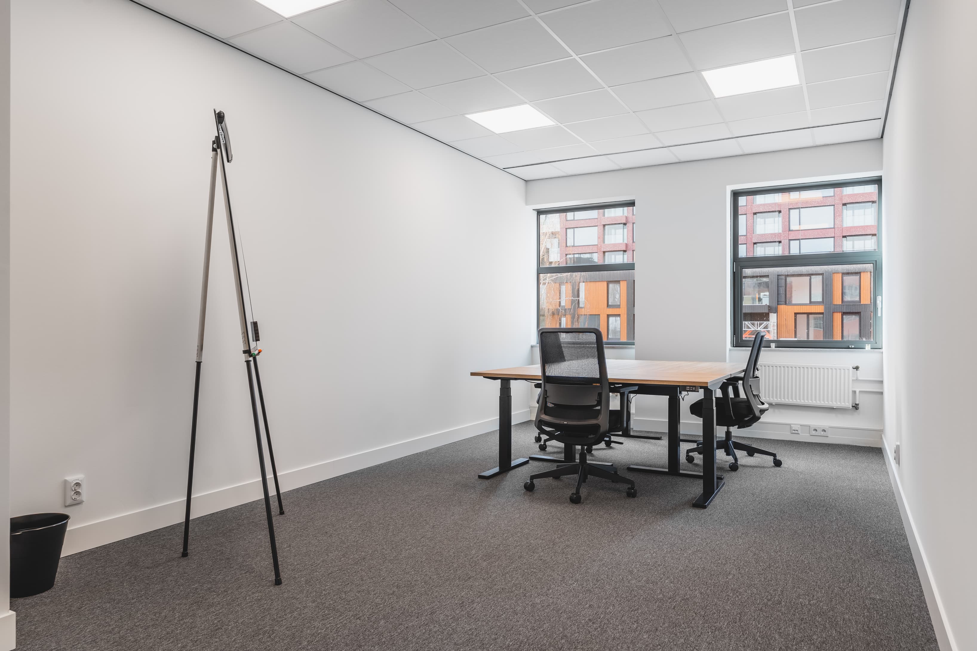 Flexible meeting room with whiteboard, ideal for workshops, brainstorming sessions, or team use. Flexible meeting room with whiteboard, ideal for workshops, brainstorming sessions, or team use.