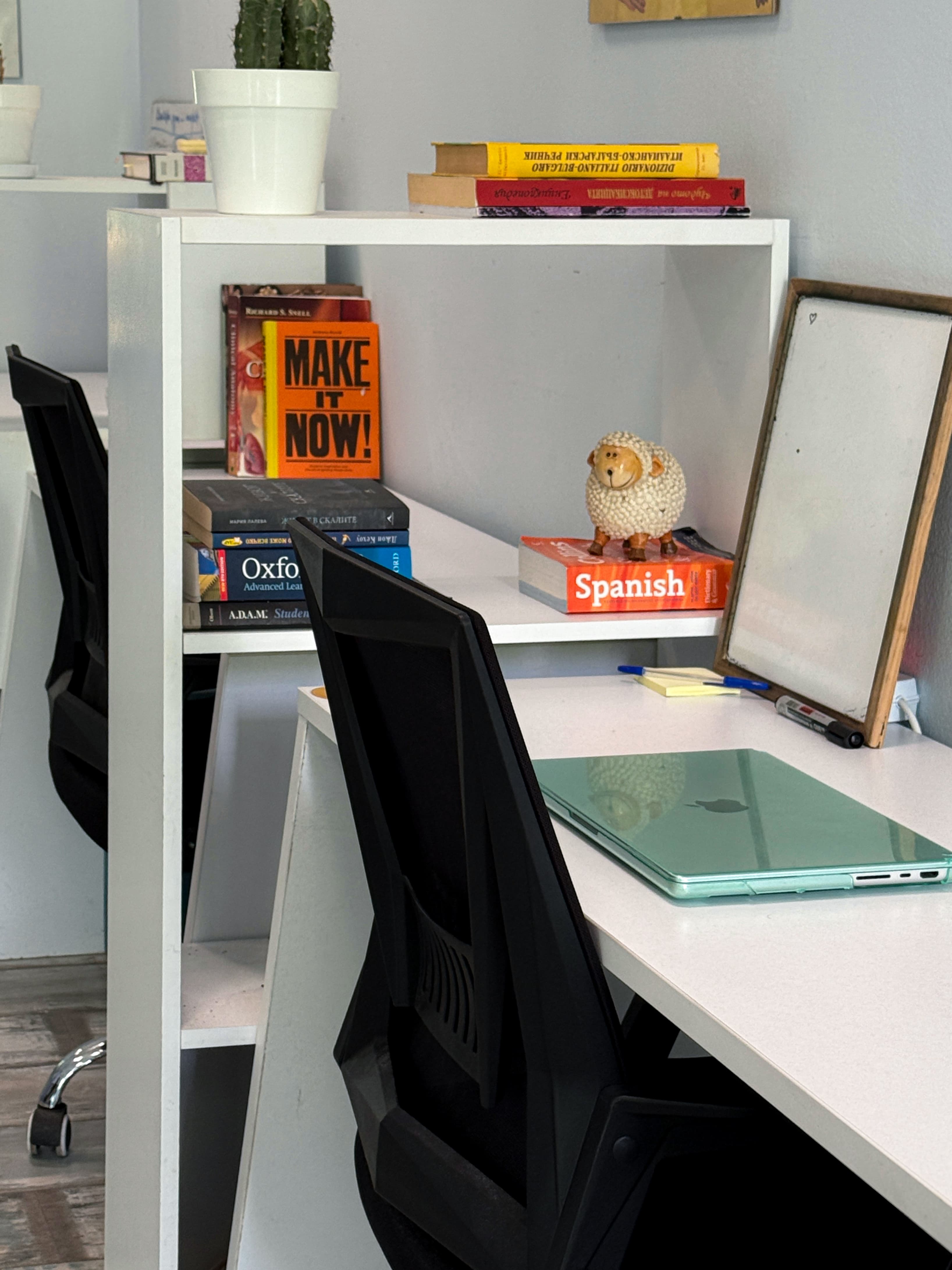 A quiet room with desks, books and a whiteboard for focused work without feeling isolated. A quiet room with desks, books and a whiteboard for focused work without feeling isolated.