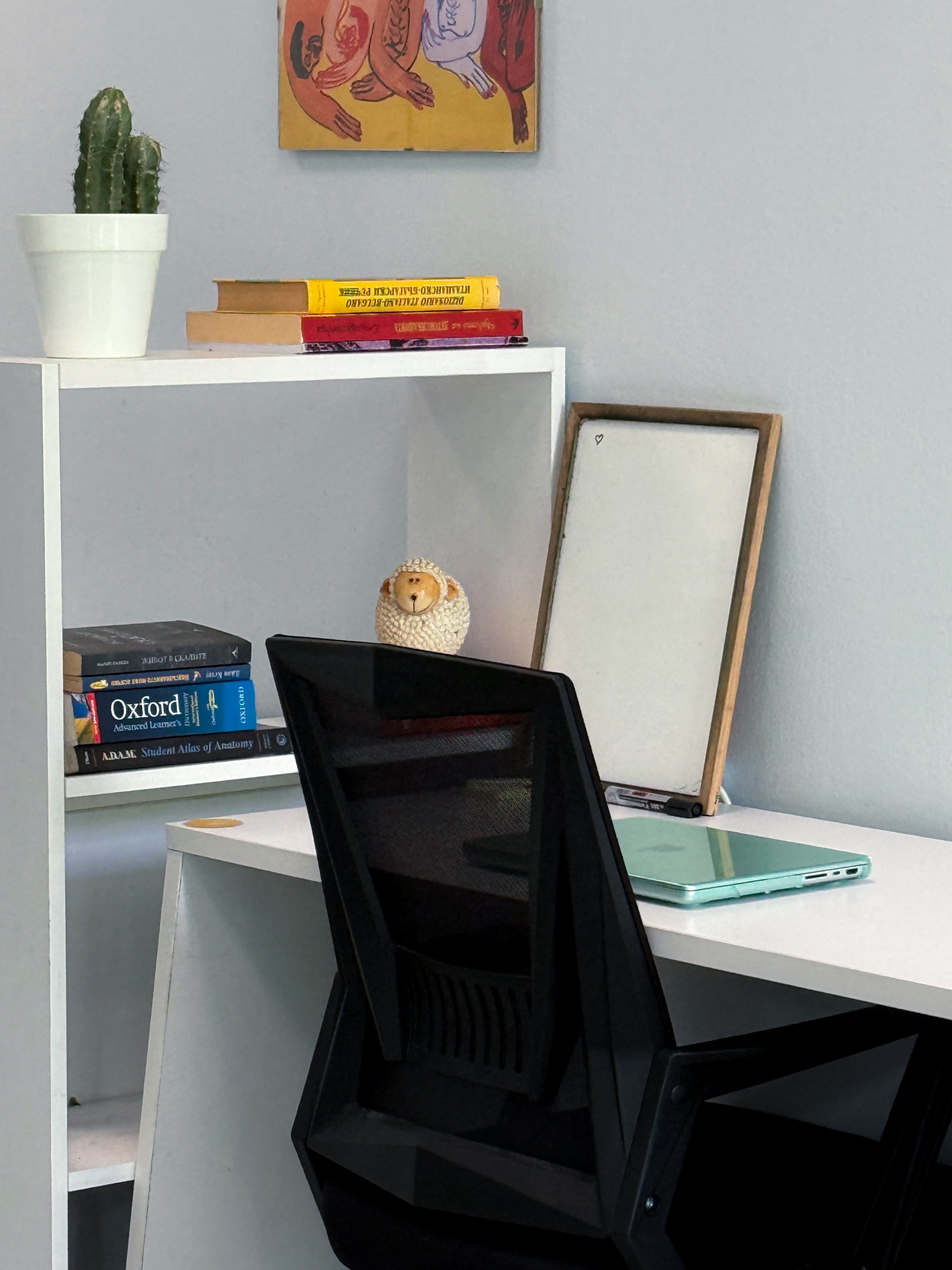 A separate quiet room for deep work, calls and tasks that need more privacy and concentration. A separate quiet room for deep work, calls and tasks that need more privacy and concentration.