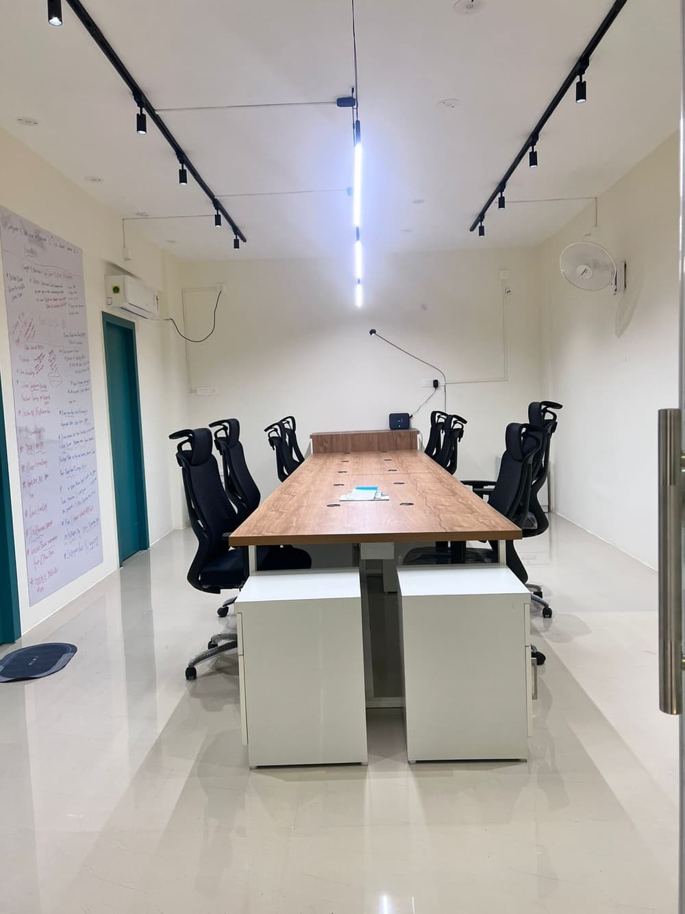 Spacious coworking area with ergonomic seating Spacious coworking area with ergonomic seating