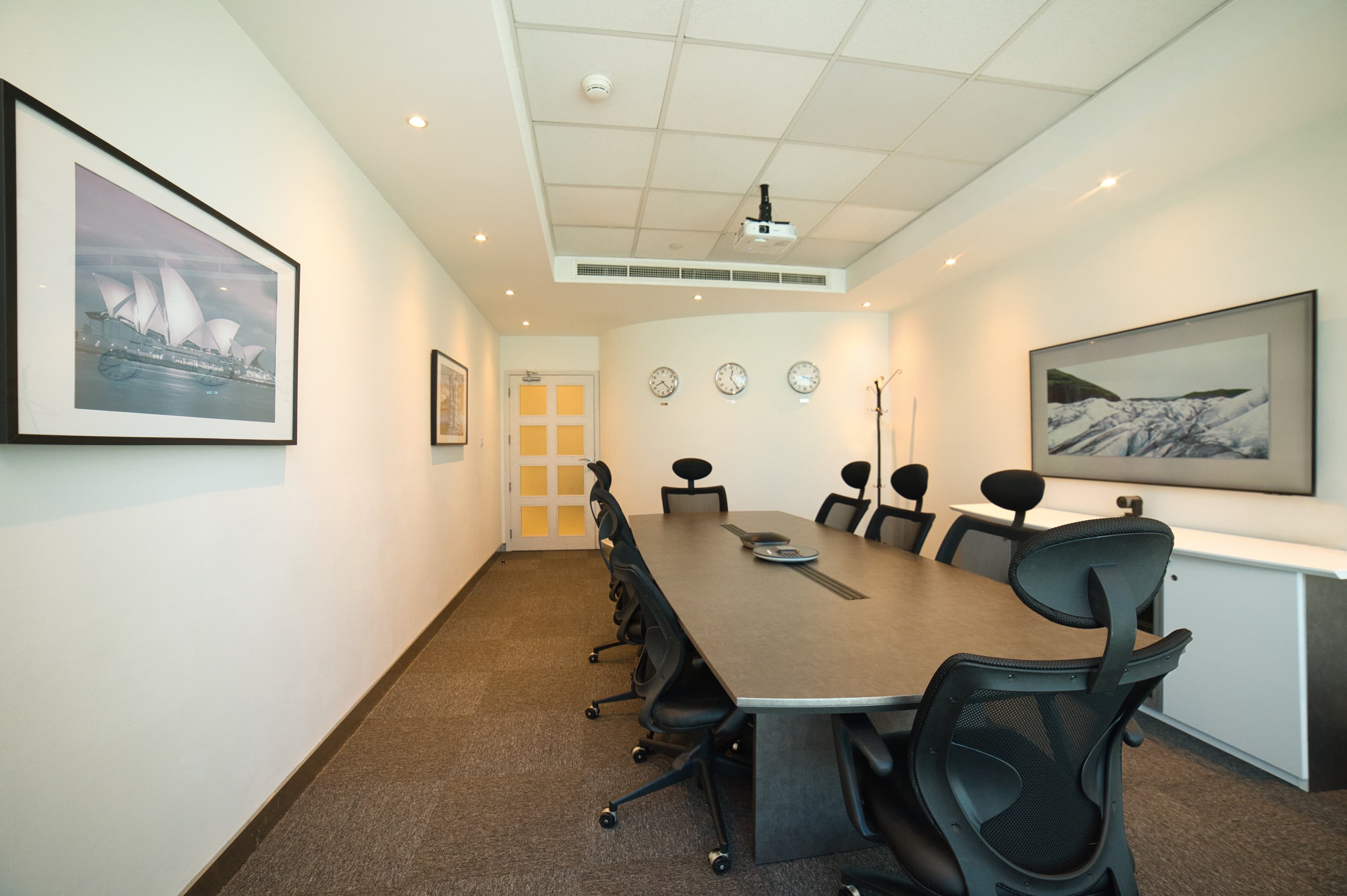 Fully Equipped Meeting Rooms Fully Equipped Meeting Rooms