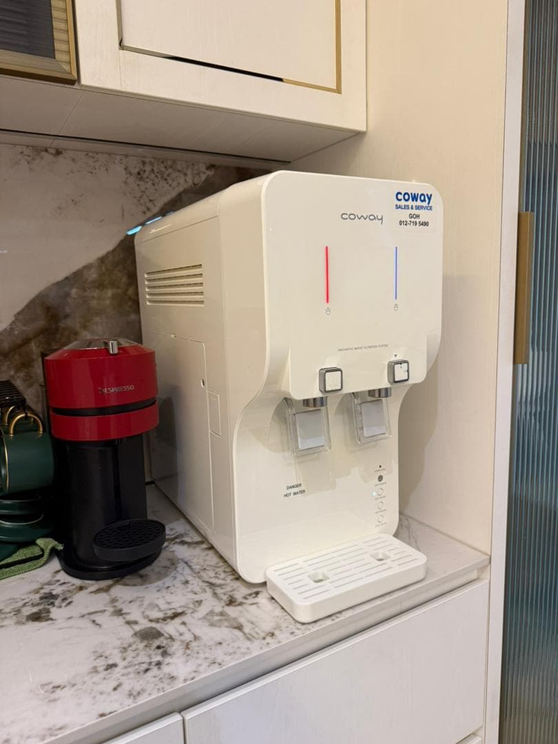 Coffee machine and water dispenser Coffee machine and water dispenser