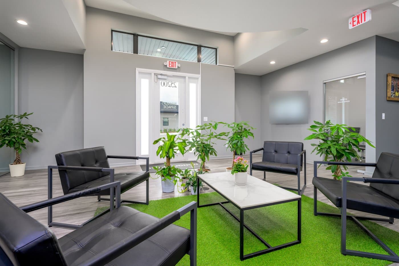 Lounge with soft seating on green turf, a relaxed spot to wait or take a break. Lounge with soft seating on green turf, a relaxed spot to wait or take a break.