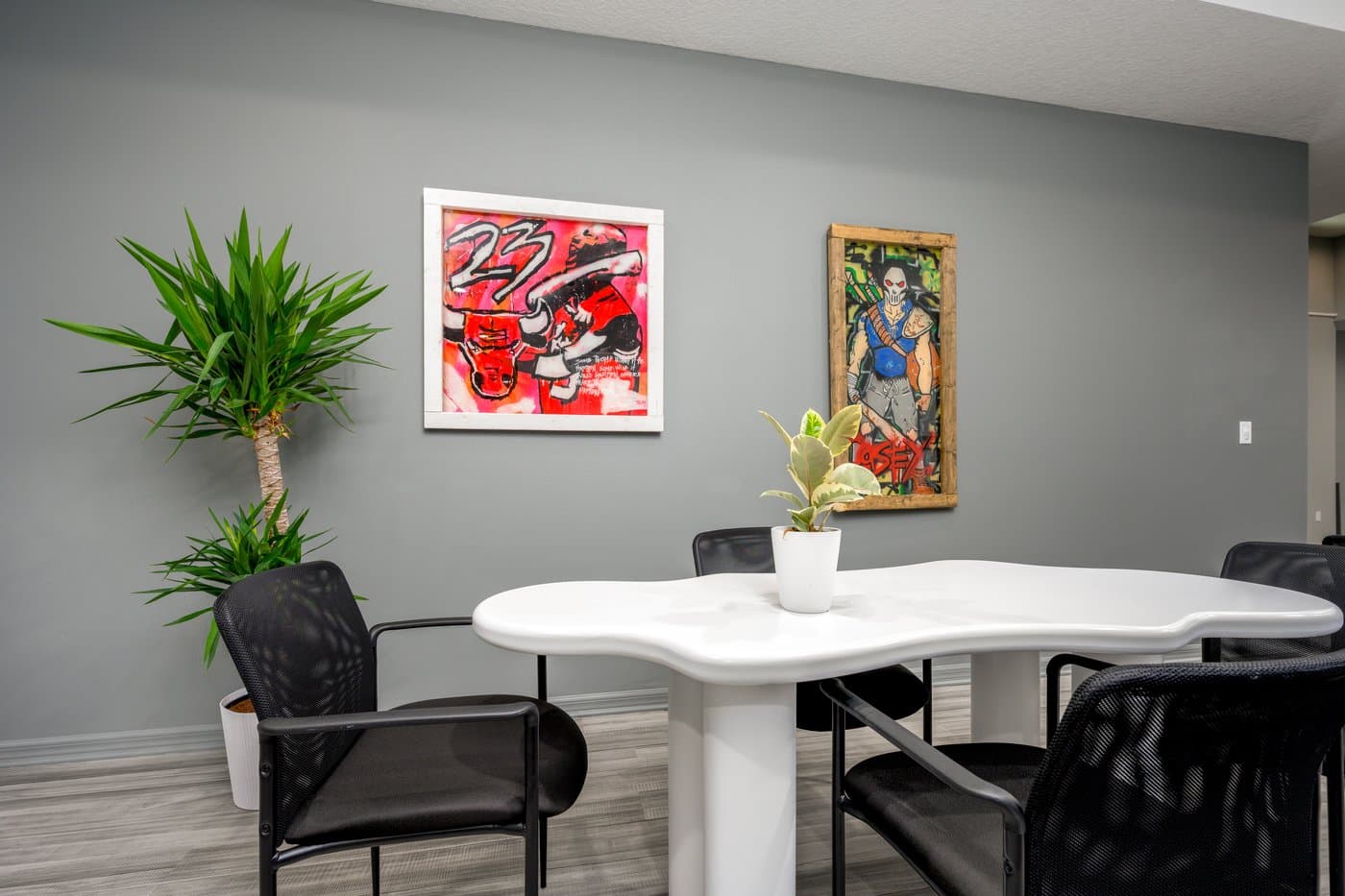Breakout table for casual meetings or working away from your desk. Breakout table for casual meetings or working away from your desk.
