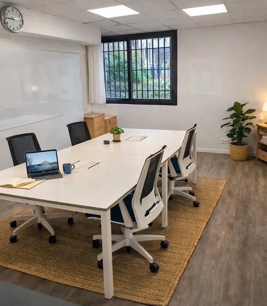 Espace de travail confortable et fonctionnel, adapté au télétravail et aux besoins des indépendants Espace de travail confortable et fonctionnel, adapté au télétravail et aux besoins des indépendants