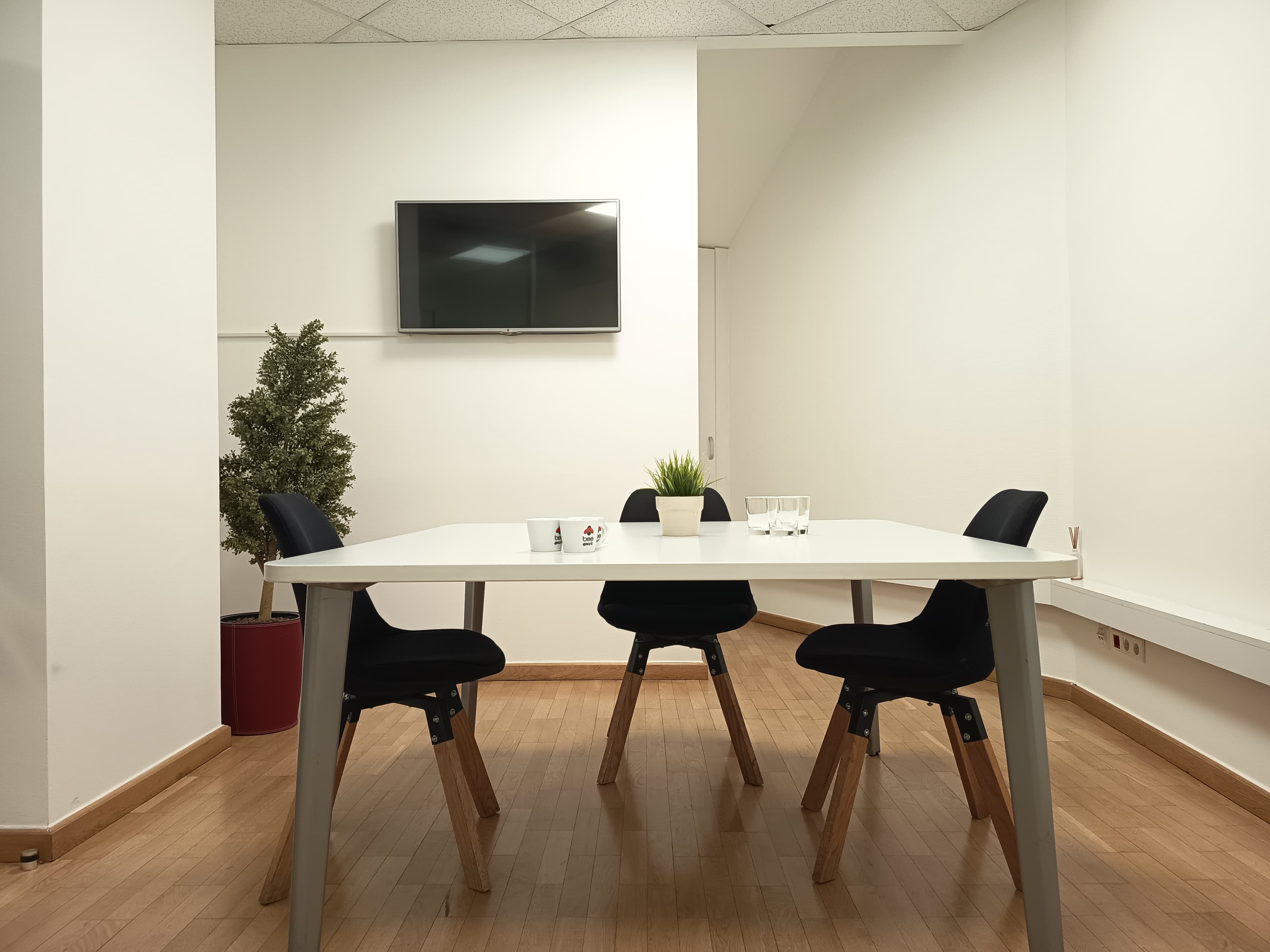 Meeting room 2-4 ppl Meeting room 2-4 ppl