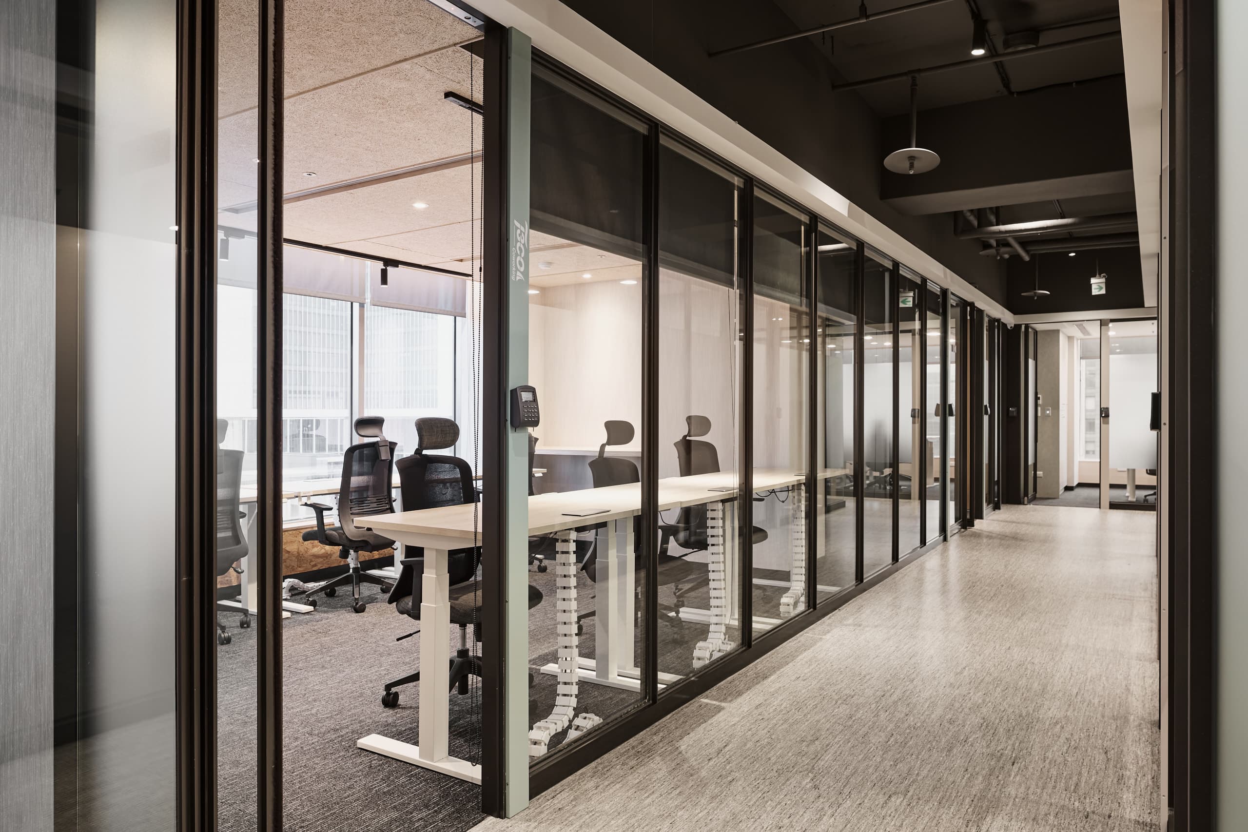 靠窗辦公室, 配置升降桌和人體工學椅 靠窗辦公室, 配置升降桌和人體工學椅