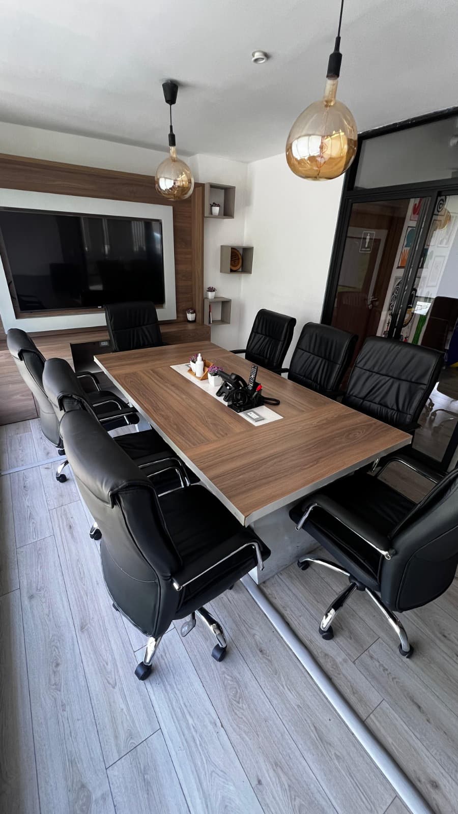 Sala de reuniones para hasta 8 personas, ideal para encuentros profesionales y sesiones estratégicas. Sala de reuniones para hasta 8 personas, ideal para encuentros profesionales y sesiones estratégicas.