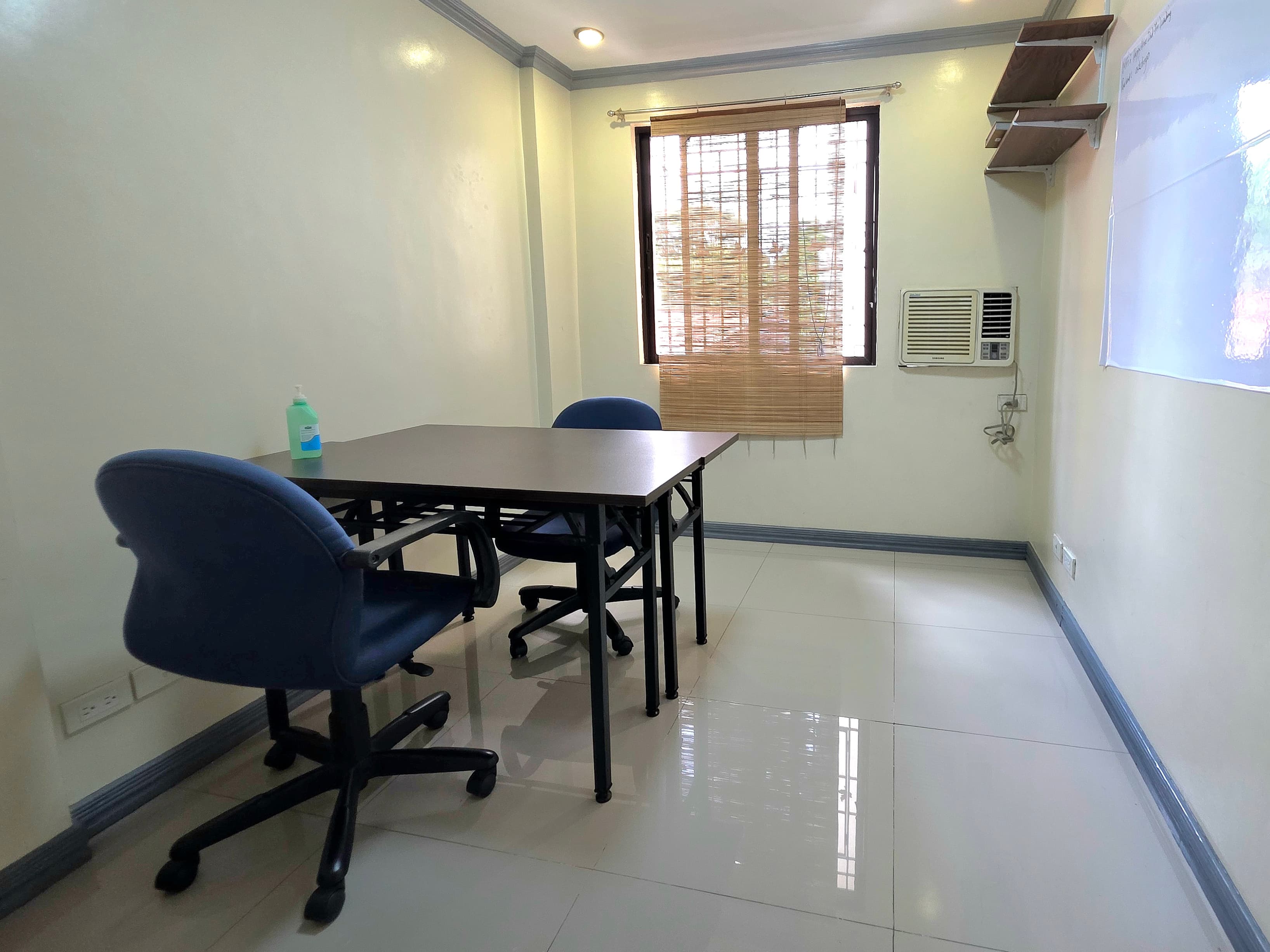 Janice de Beelen is a cozy private space for 10-15 people, available on weekdays from 10 AM to 7 PM. Book by the hour or choo Janice de Beelen is a cozy private space for 10-15 people, available on weekdays from 10 AM to 7 PM. Book by the hour or choo