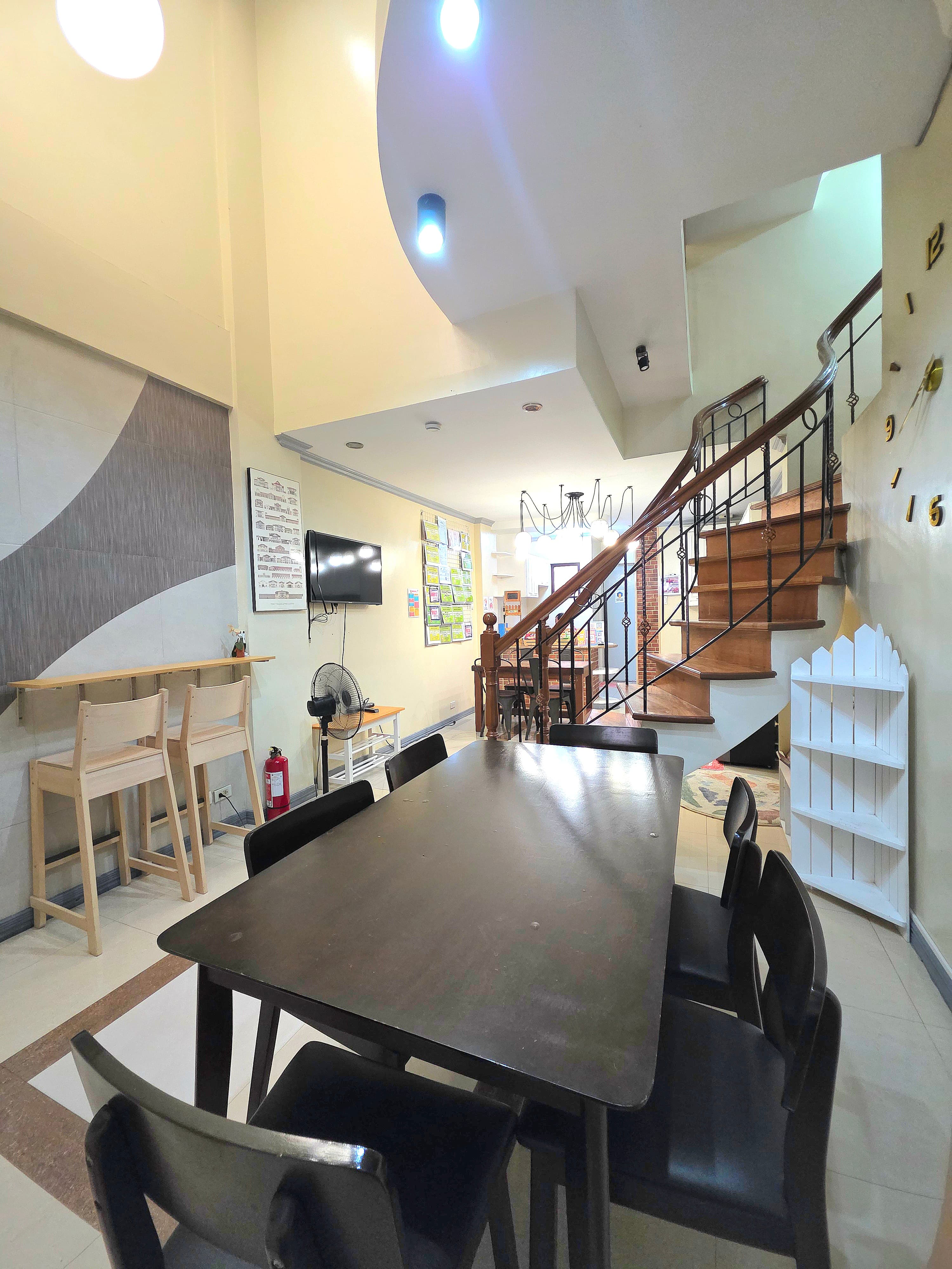 Hot Desks are available on weekdays, from 10 AM to 7 PM with fast WiFi, unlimited drinks, and flexible per-hour or half-day o Hot Desks are available on weekdays, from 10 AM to 7 PM with fast WiFi, unlimited drinks, and flexible per-hour or half-day o