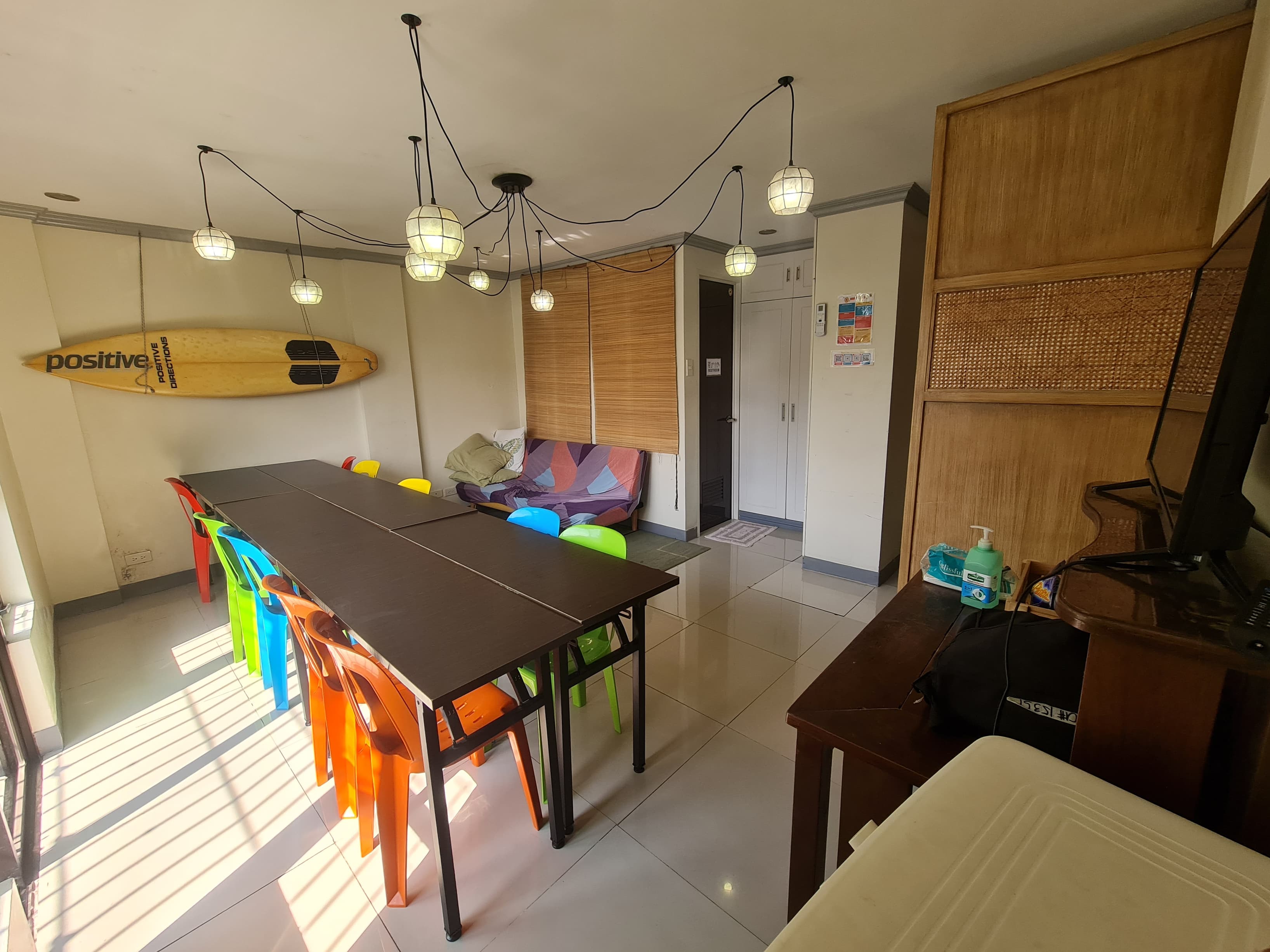 Janice de Beelen is a cozy private space for 10-15 people, available on weekdays from 10 AM to 7 PM. Book by the hour or choo Janice de Beelen is a cozy private space for 10-15 people, available on weekdays from 10 AM to 7 PM. Book by the hour or choo