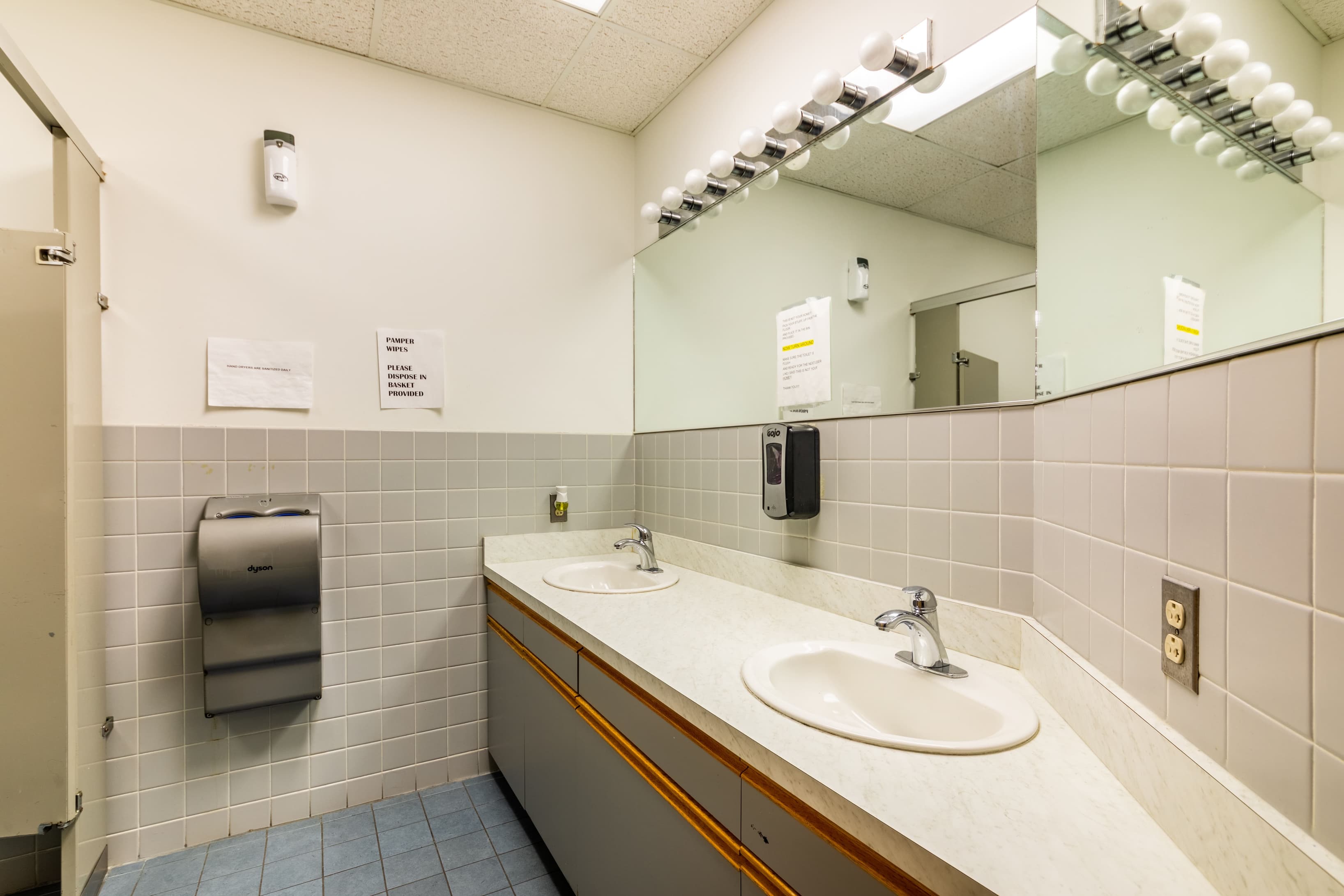 Toilets/ Bathroom Toilets/ Bathroom