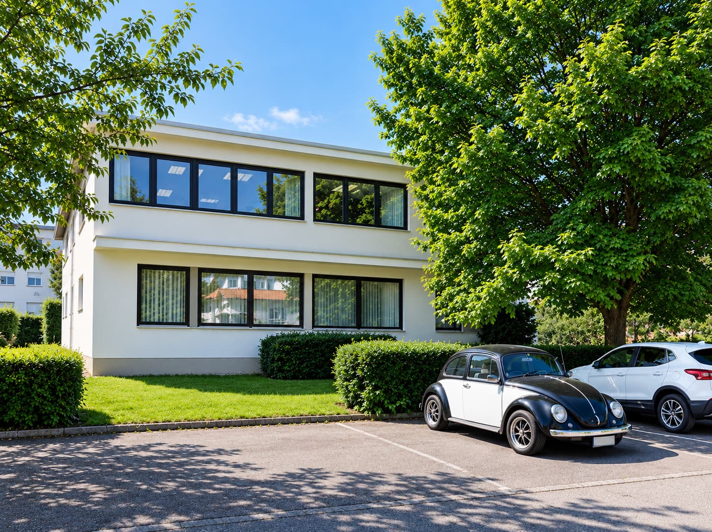 The building at Giesingerstraße 8 with parking in front The building at Giesingerstraße 8 with parking in front