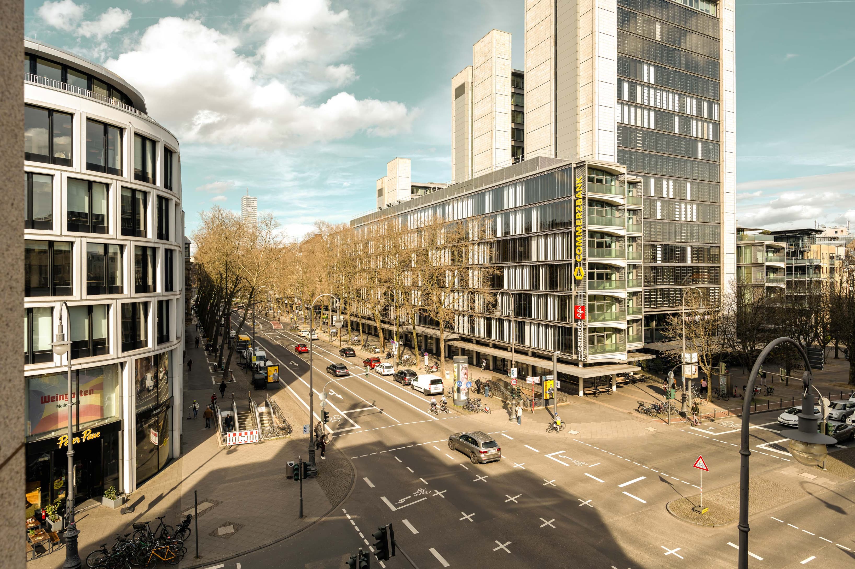 In fantastisch renommierter Lage genießen Kölner Coworker ein helles und ruhiges Büro mit Blick in den grünen Garten In fantastisch renommierter Lage genießen Kölner Coworker ein helles und ruhiges Büro mit Blick in den grünen Garten