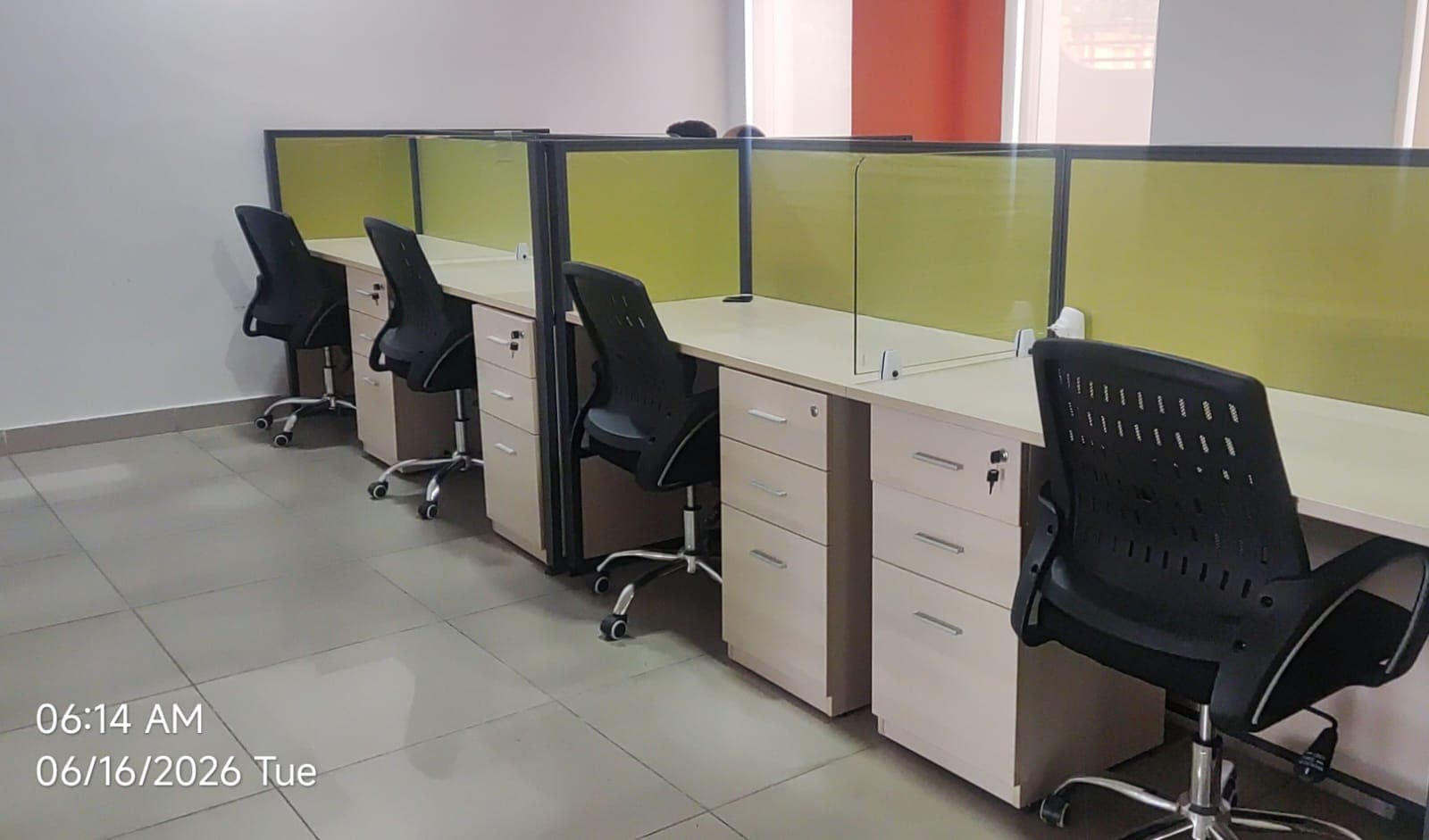 A clean, modern workstation with a spacious desk, ergonomic chair, good lighting, and neatly arranged essentials. A clean, modern workstation with a spacious desk, ergonomic chair, good lighting, and neatly arranged essentials.