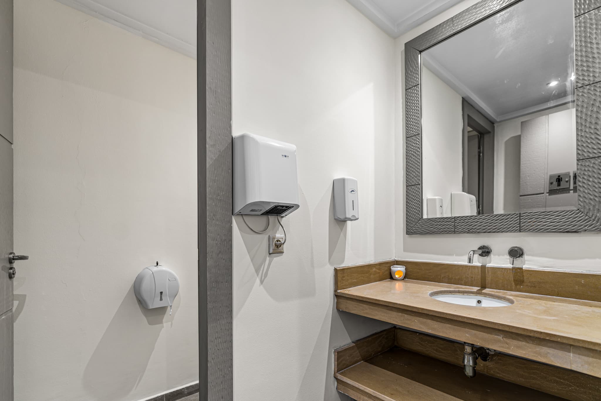 bathroom bathroom