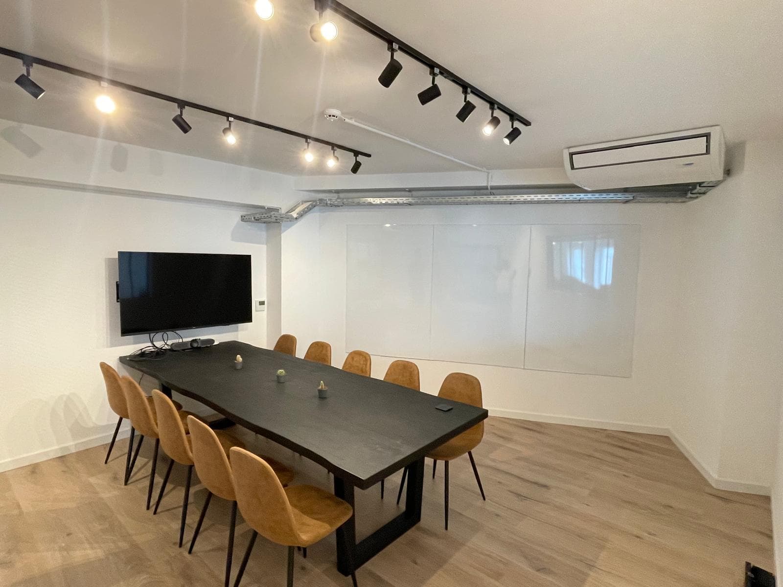 Meetingroom (8p) Meetingroom (8p)