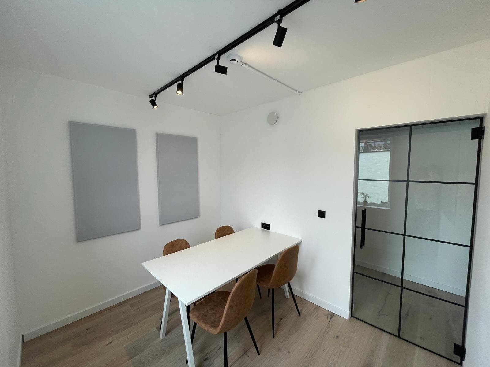 Meetingroom (4p) Meetingroom (4p)