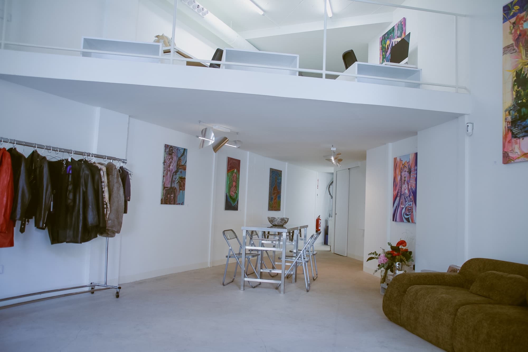 The gallery and the loft above it, 4.7 m ceilings The gallery and the loft above it, 4.7 m ceilings