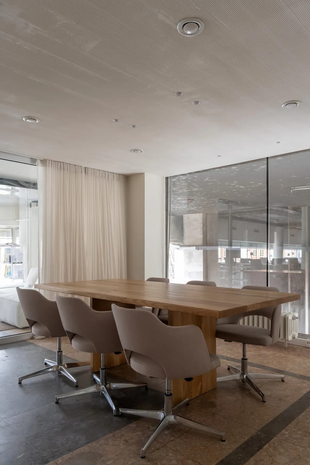 Dedicated fixed desks Dedicated fixed desks