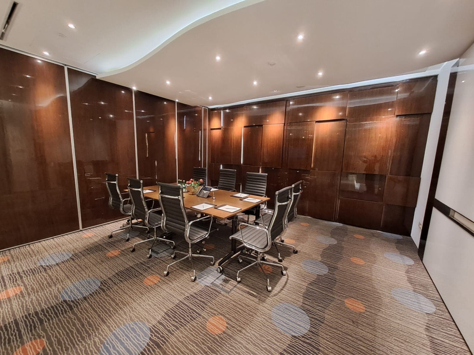 MEDIUM MEETING ROOM MEDIUM MEETING ROOM