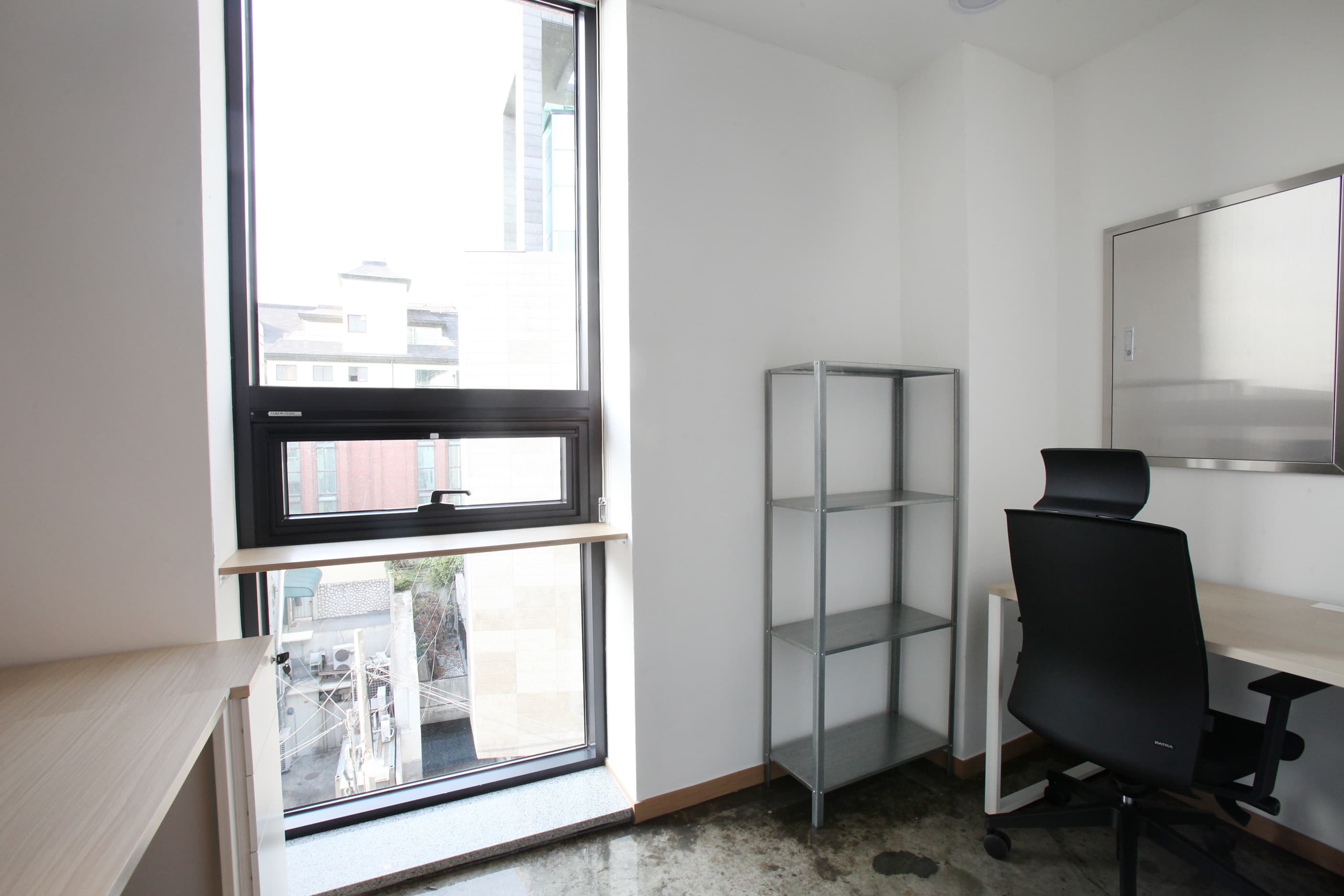 Private office for 1~2 people window Private office for 1~2 people window