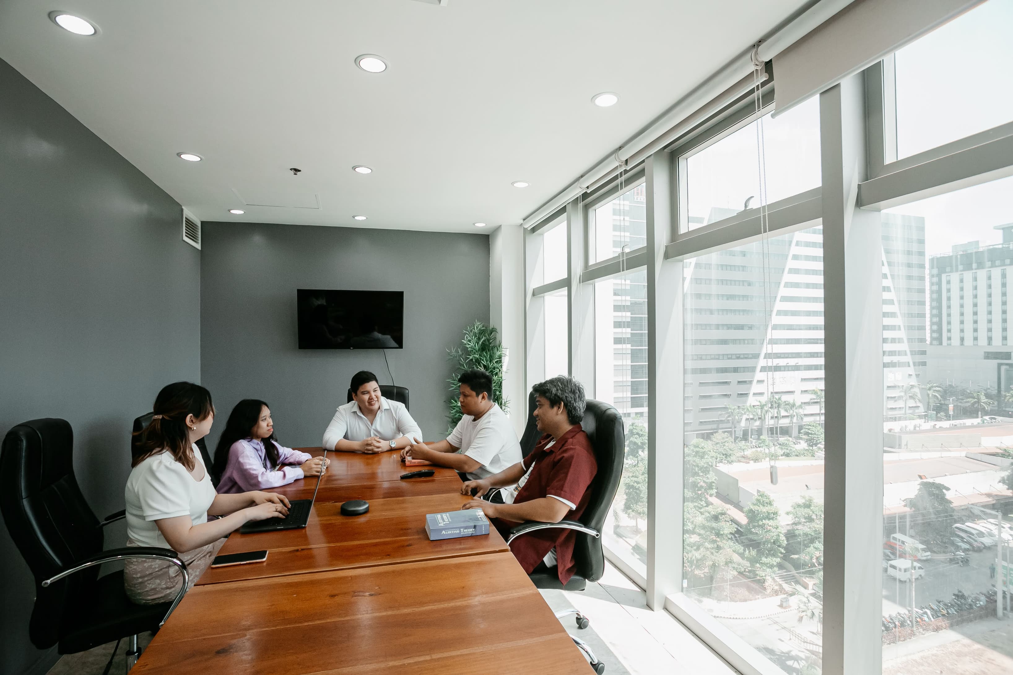 Where ideas take shape. Our meeting rooms give your team the privacy, focus, and tools to make decisions that move business f Where ideas take shape. Our meeting rooms give your team the privacy, focus, and tools to make decisions that move business f
