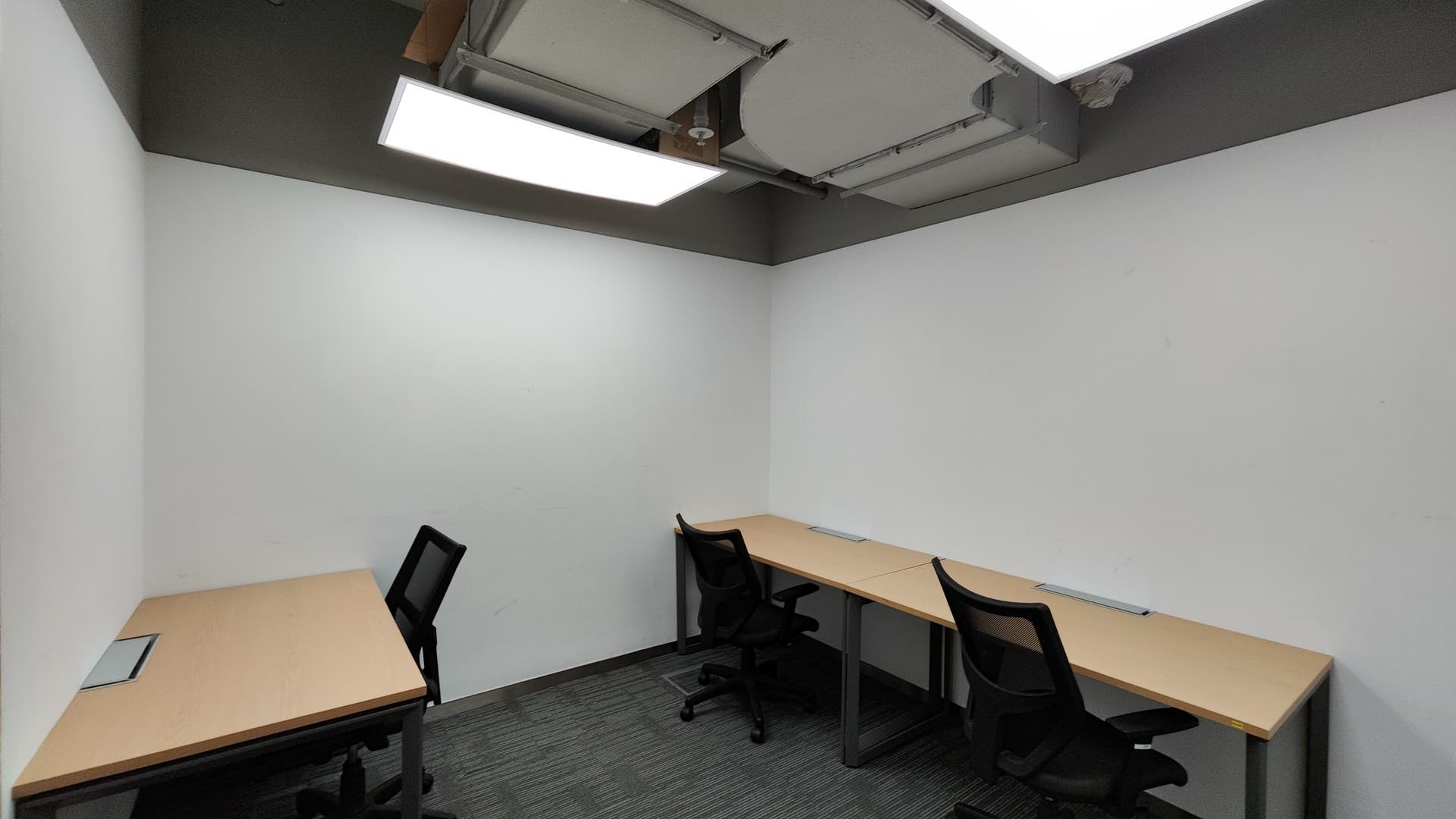 Office without window, with wooden privacy door 2 Office without window, with wooden privacy door 2