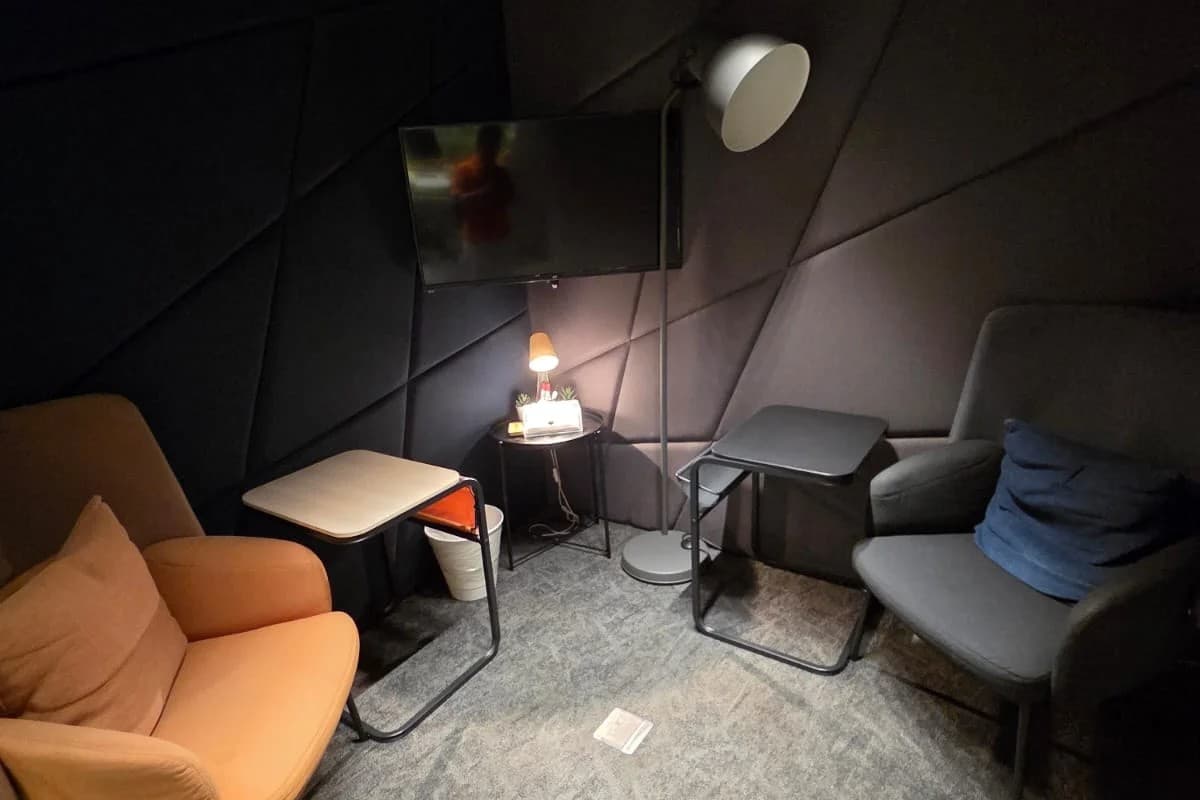Private co-zone pod with comfortable seating for focused work. Private co-zone pod with comfortable seating for focused work.