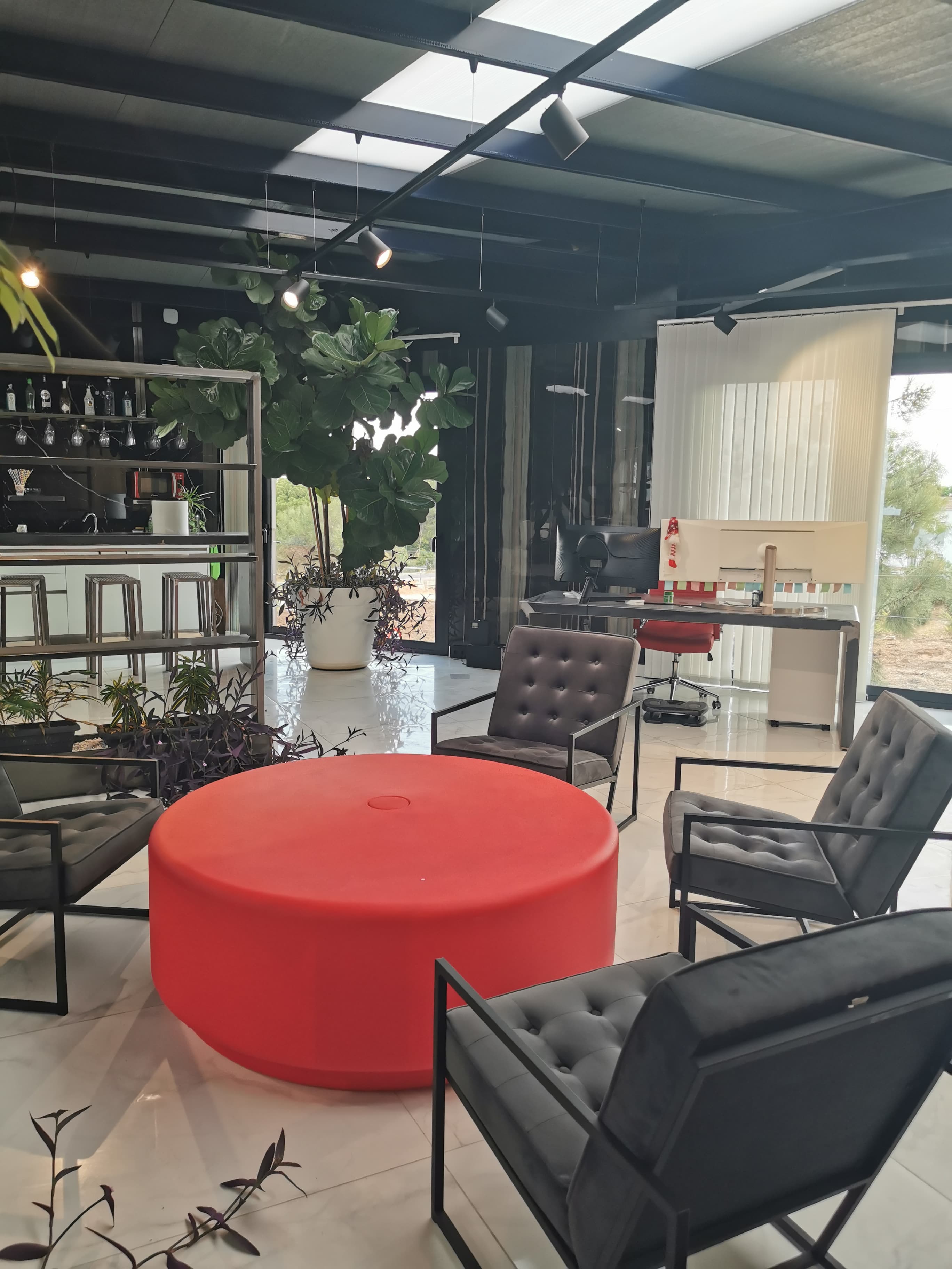 200 m² open and highly modular (option to add glass/solid partitions and create private offices). 200 m² open and highly modular (option to add glass/solid partitions and create private offices).