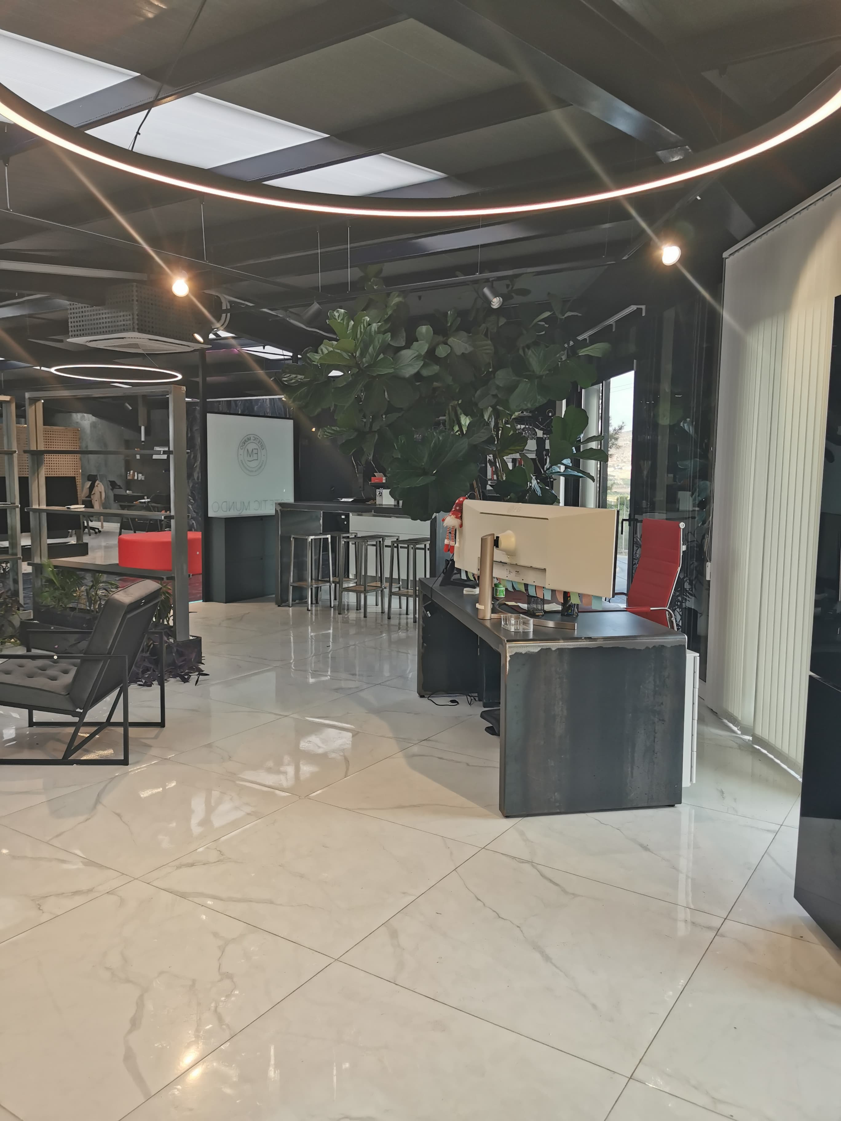 200 m² open and highly modular (option to add glass/solid partitions and create private offices). 200 m² open and highly modular (option to add glass/solid partitions and create private offices).