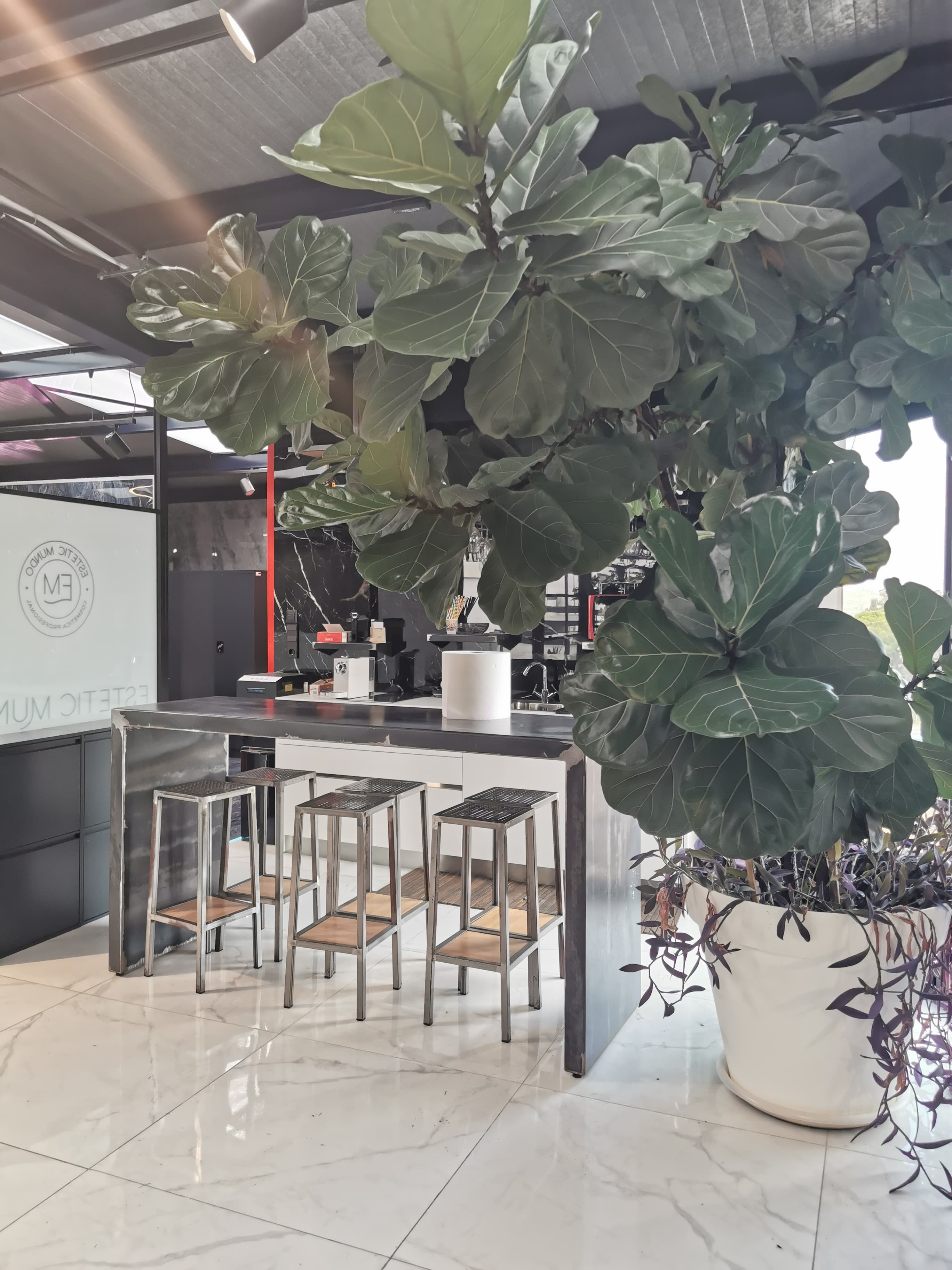 200 m² open and highly modular (option to add glass/solid partitions and create private offices). 200 m² open and highly modular (option to add glass/solid partitions and create private offices).