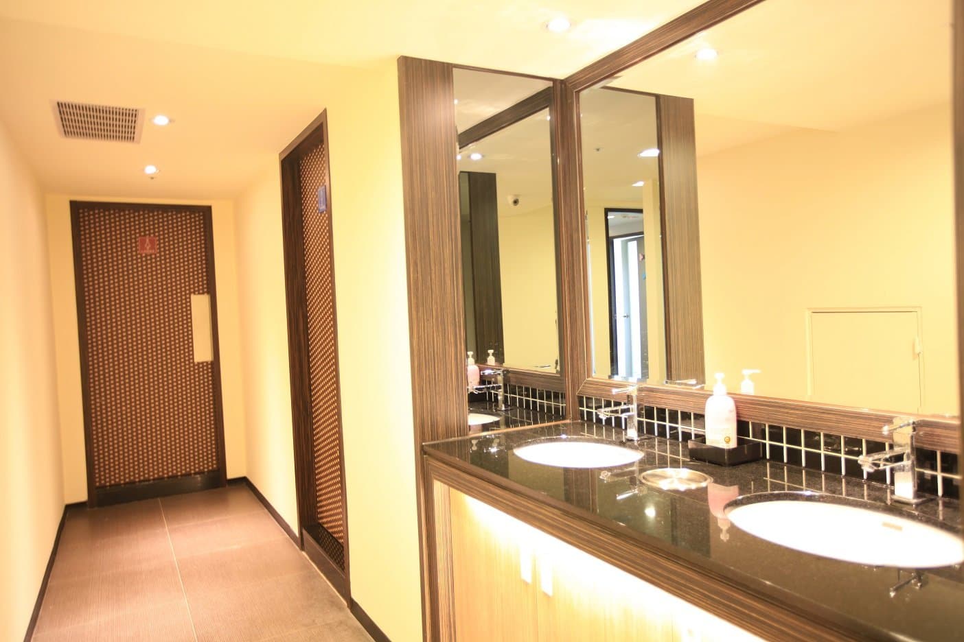 Toilets/ Bathroom Toilets/ Bathroom