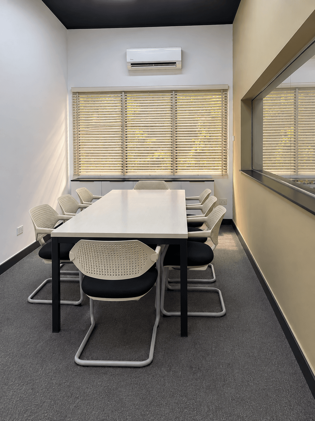 Meeting room at D'ulowork for team meetings, presentations and client discussions. Meeting room at D'ulowork for team meetings, presentations and client discussions.