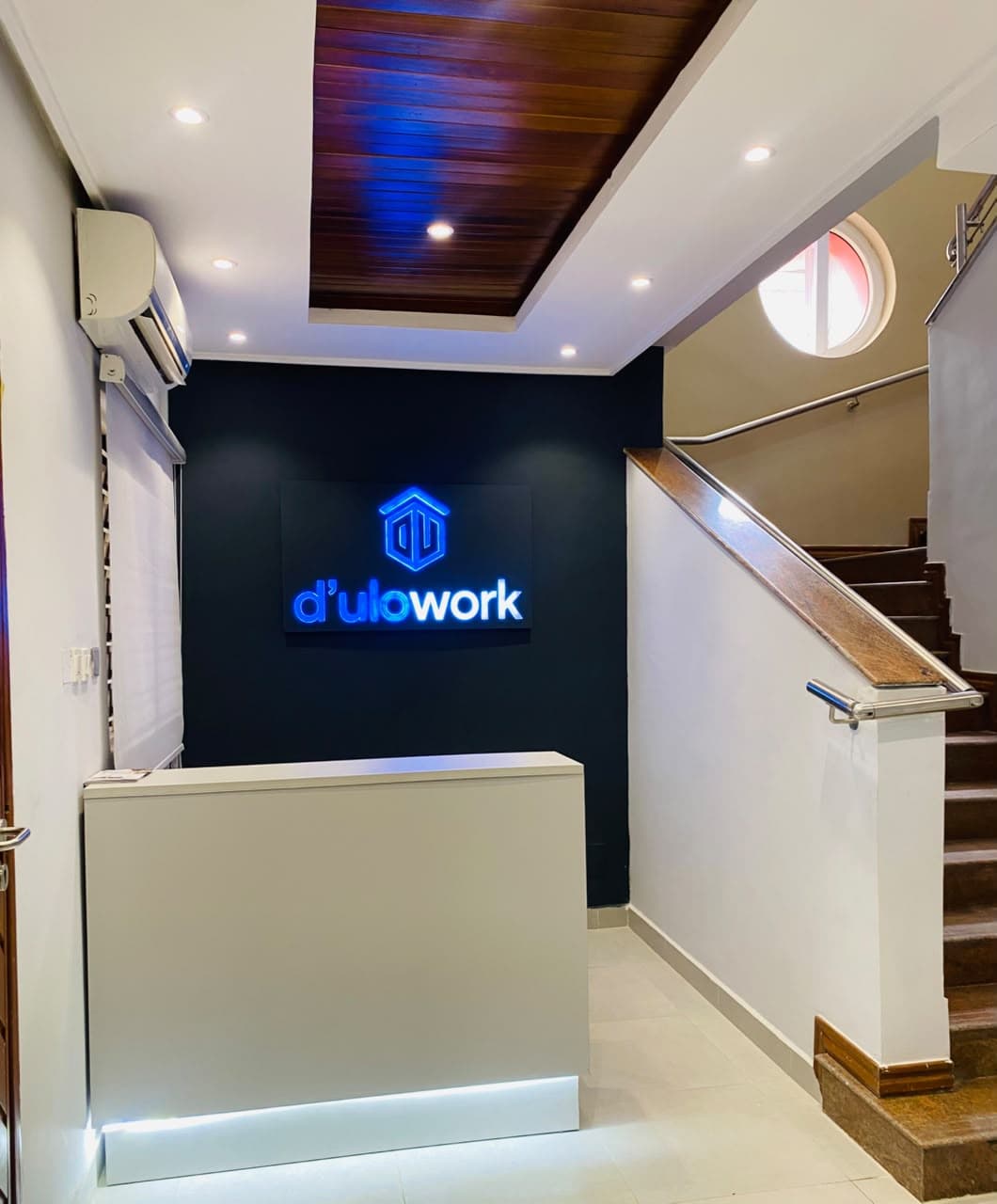 Modern reception area at D'ulowork, providing a welcoming entrance for members and visitors. Modern reception area at D'ulowork, providing a welcoming entrance for members and visitors.