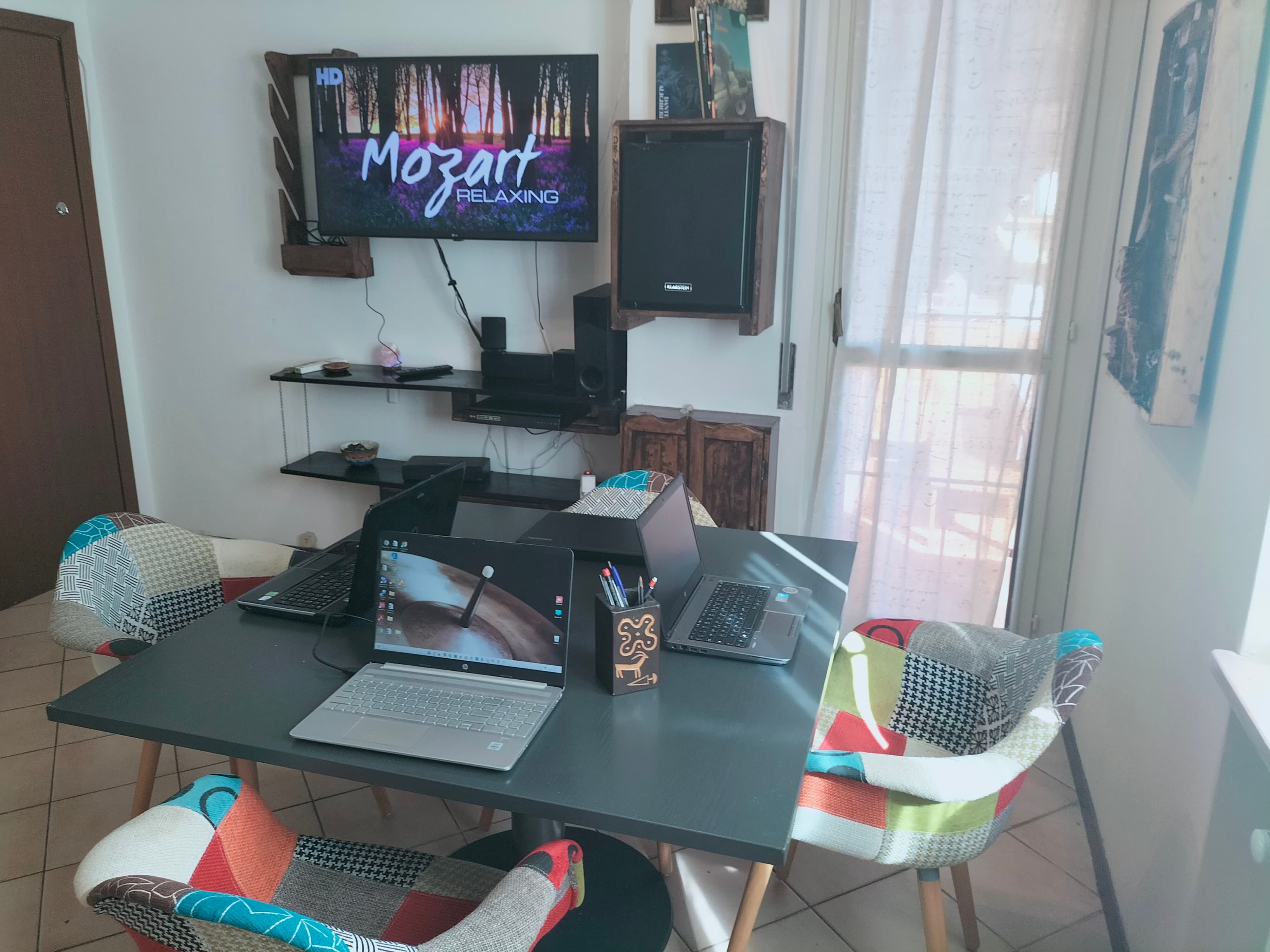 The room/living room with the square wooden table which comfortably accommodates up to 4 PCs, The room/living room with the square wooden table which comfortably accommodates up to 4 PCs,