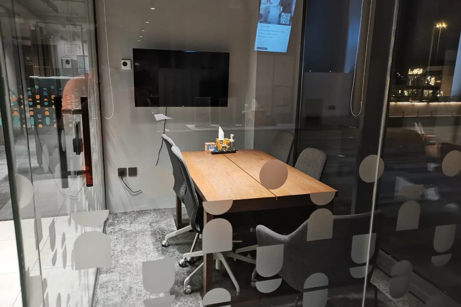 Comfortable workspace with high-speed WiFi and meeting room. Comfortable workspace with high-speed WiFi and meeting room.