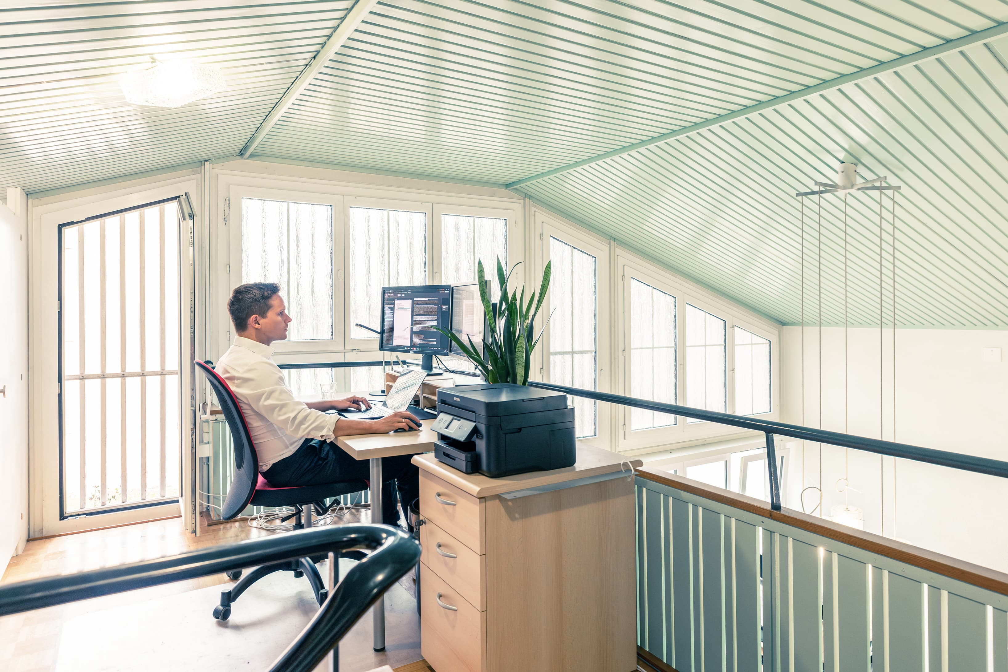 Gallery-Level Workstation with Overlook Gallery-Level Workstation with Overlook
