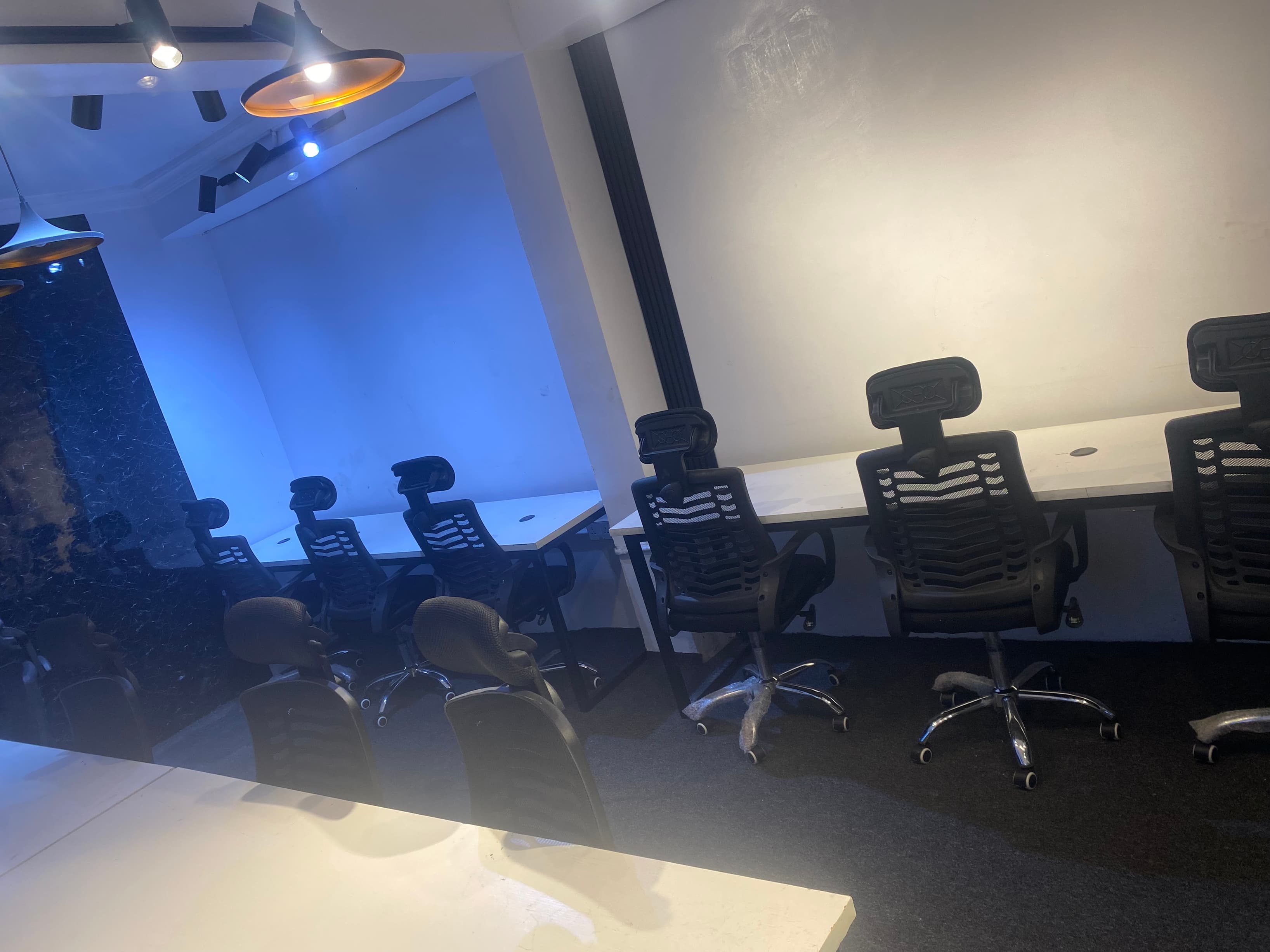 HOT DESK HOT DESK