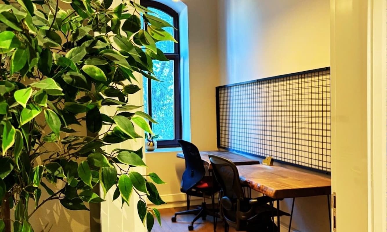 High class furnitures, high ceilings, wood meeting tables. High class furnitures, high ceilings, wood meeting tables.