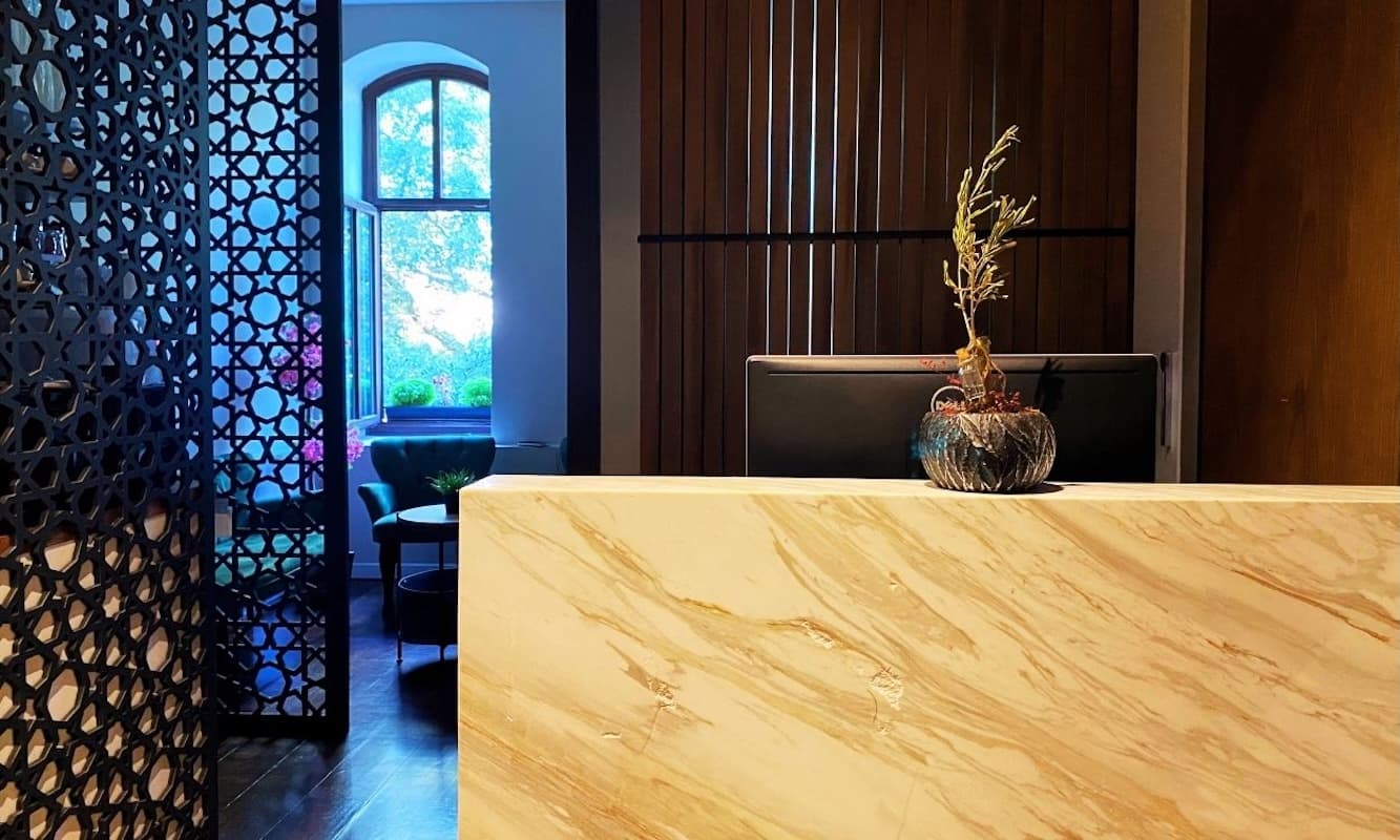 Pleasing lounge/reception and unlimited hot drinks Pleasing lounge/reception and unlimited hot drinks